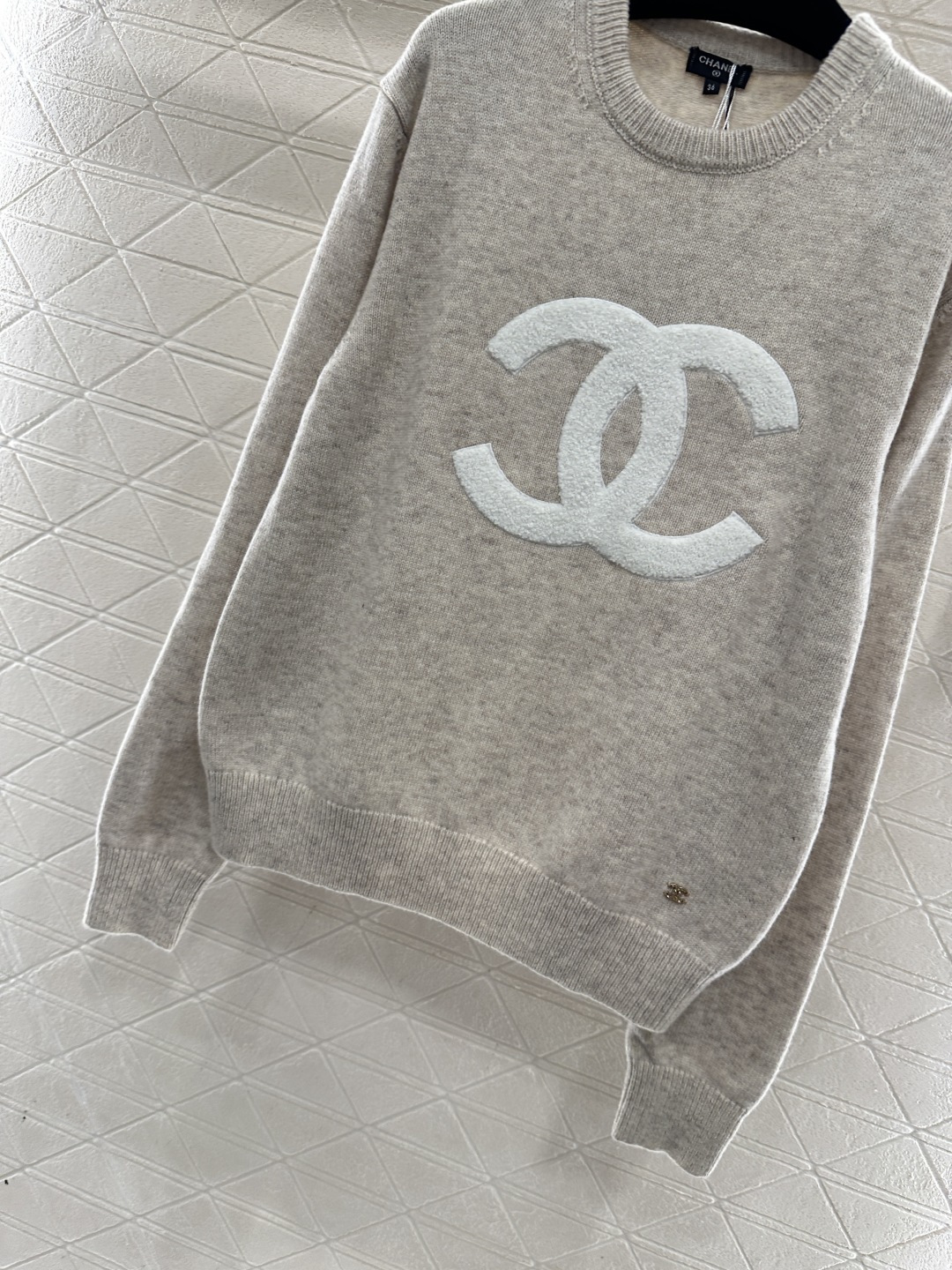 ♥Chane*♥2026新品上架 圆领简约徽标套头毛衣定制YB羊毛纱线织造，质感细腻，穿搭舒适，圆领针织