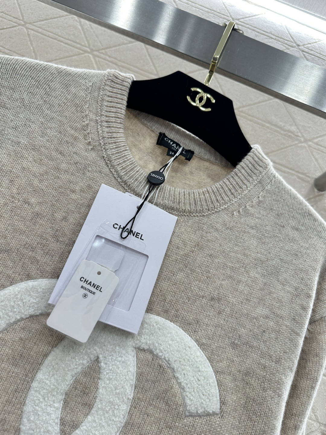 ♥Chane*♥2026新品上架 圆领简约徽标套头毛衣定制YB羊毛纱线织造，质感细腻，穿搭舒适，圆领针织