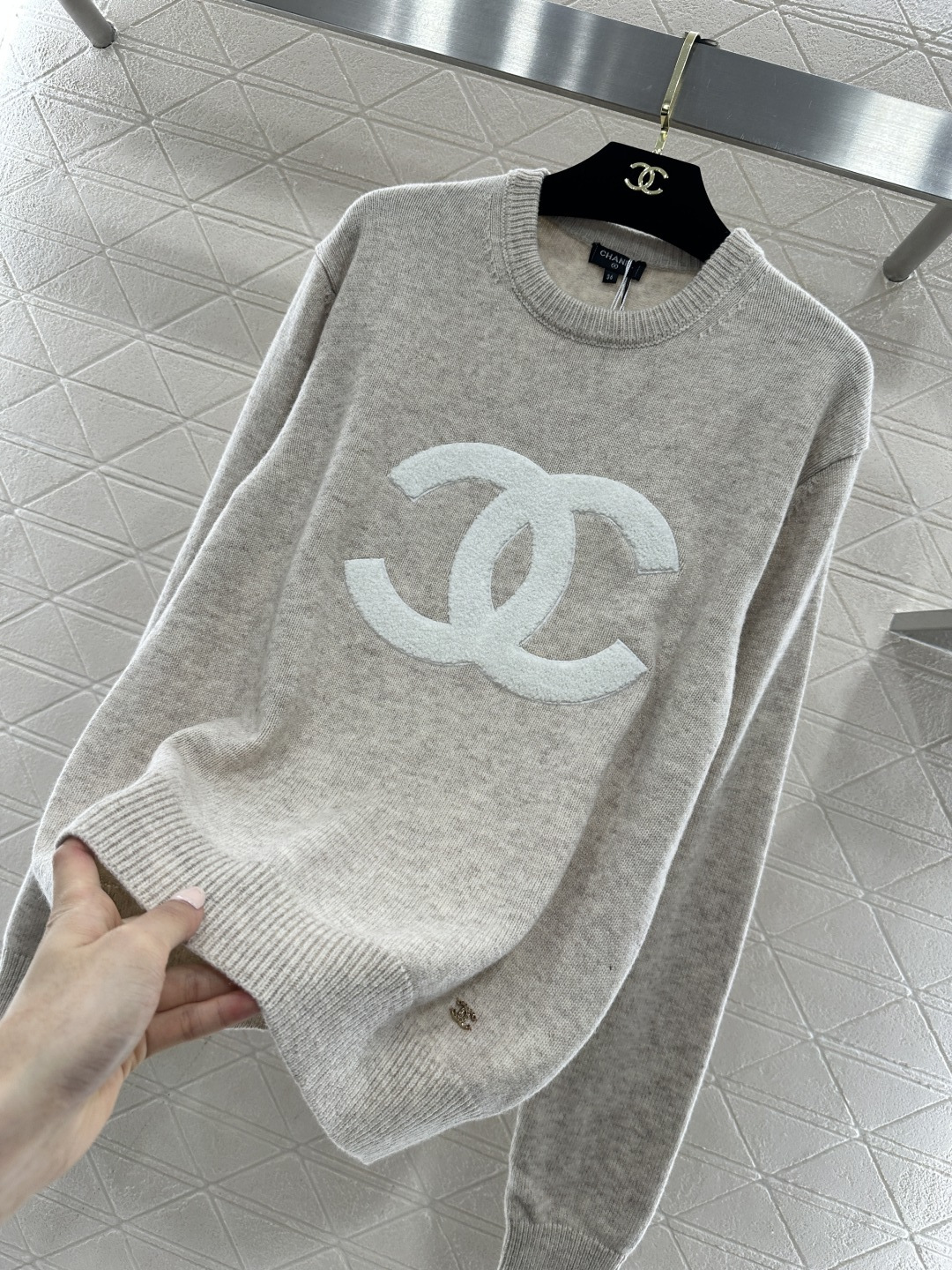 ♥Chane*♥2026新品上架 圆领简约徽标套头毛衣定制YB羊毛纱线织造，质感细腻，穿搭舒适，圆领针织