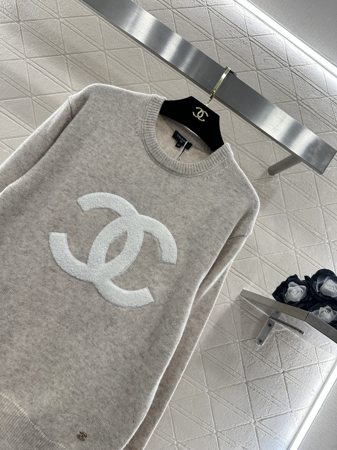 ♥Chane*♥2026新品上架 圆领简约徽标套头毛衣定制YB羊毛纱线织造，质感细腻，穿搭舒适，圆领针织