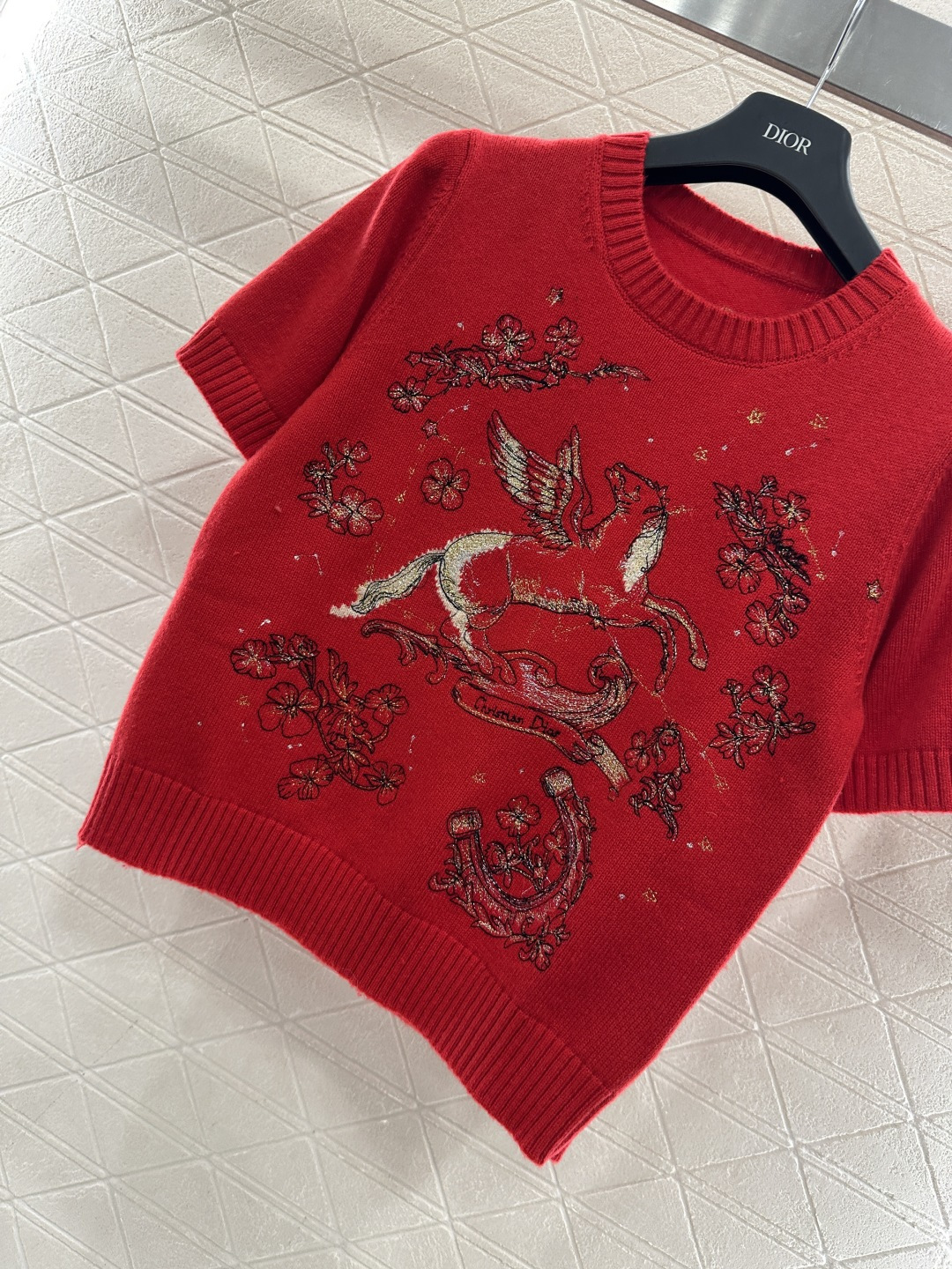 ♥Dio*♥2026新品上架 贺岁飞马刺绣针织短袖新年贺岁系列#定制YB羊绒纱线织造，质感高级，舒适柔软