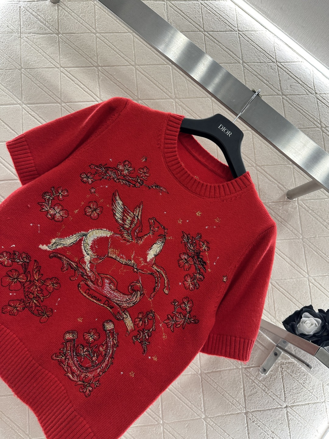 ♥Dio*♥2026新品上架 贺岁飞马刺绣针织短袖新年贺岁系列#定制YB羊绒纱线织造，质感高级，舒适柔软