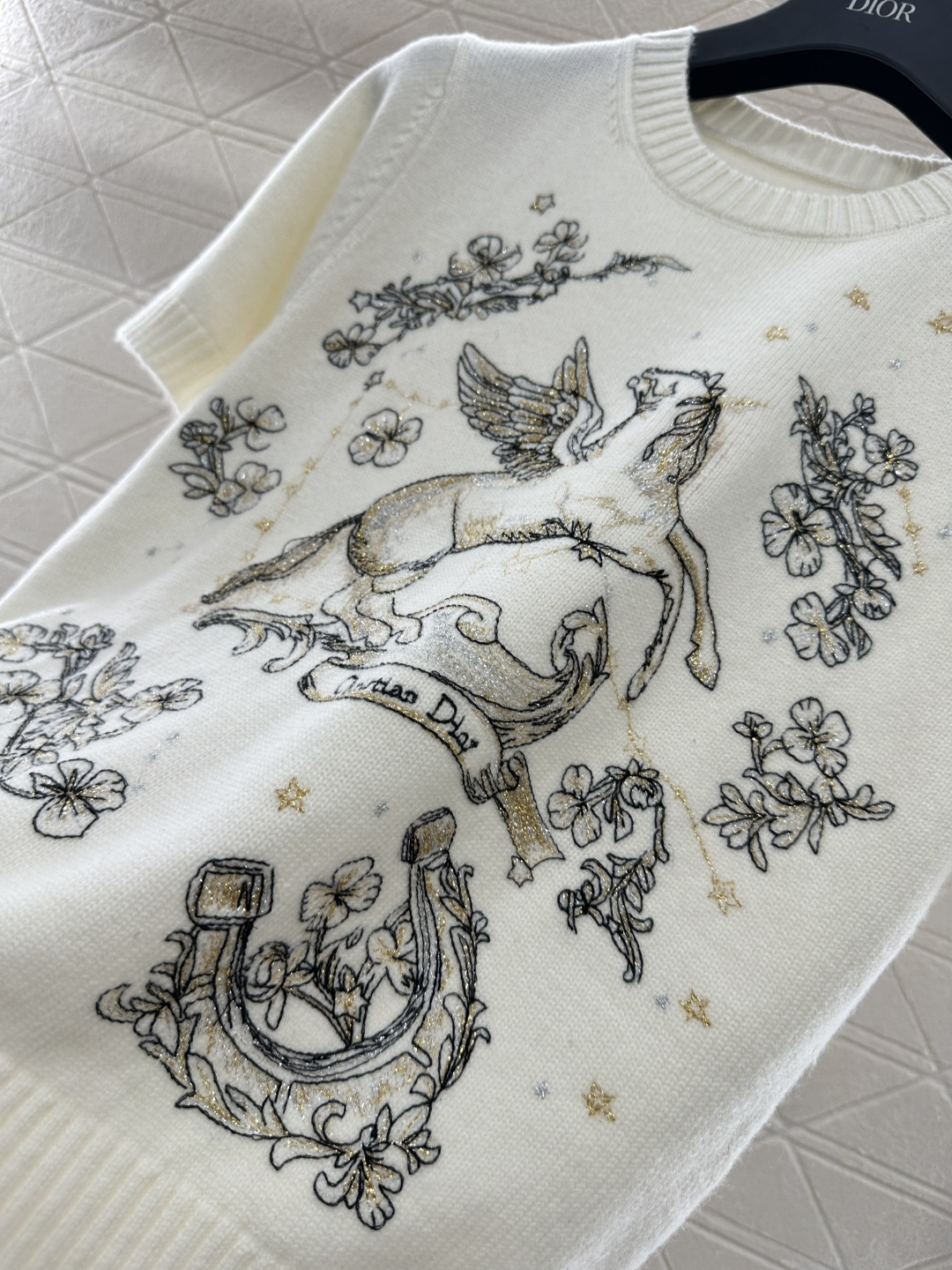 ♥Dio*♥2026新品上架 贺岁飞马刺绣针织短袖新年贺岁系列#定制YB羊绒纱线织造，质感高级，舒适柔软