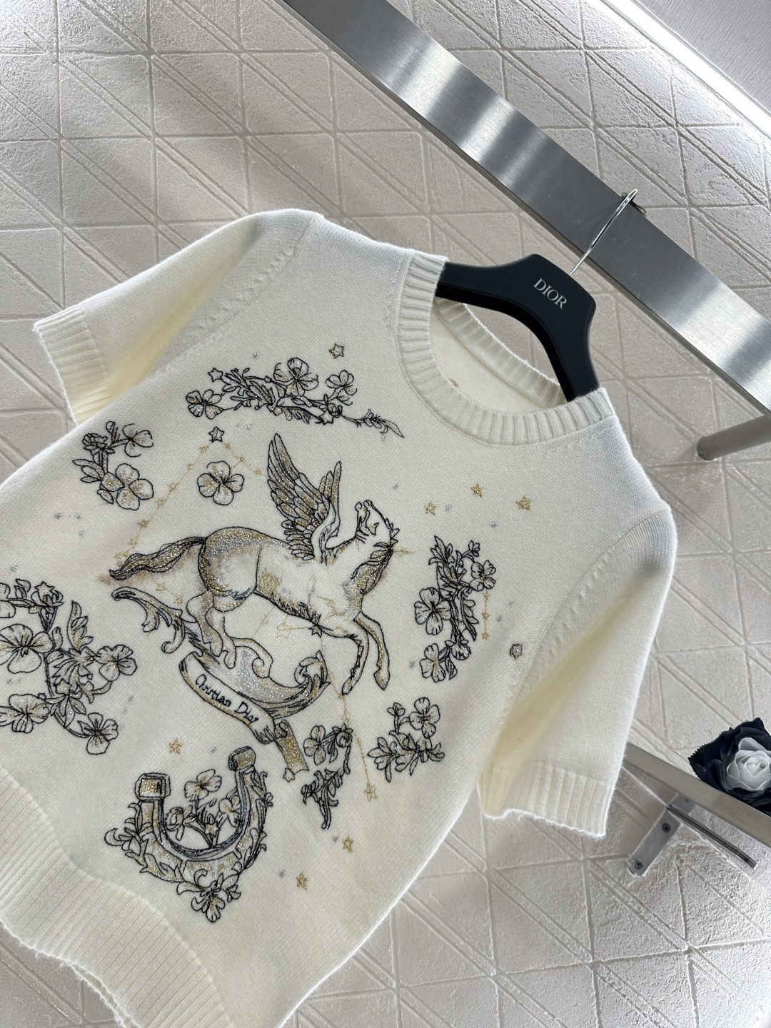 ♥Dio*♥2026新品上架 贺岁飞马刺绣针织短袖新年贺岁系列#定制YB羊绒纱线织造，质感高级，舒适柔软