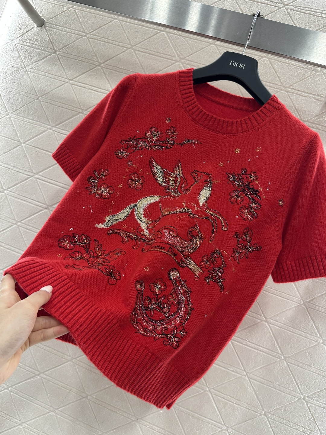 ♥Dio*♥2026新品上架 贺岁飞马刺绣针织短袖新年贺岁系列#定制YB羊绒纱线织造，质感高级，舒适柔软