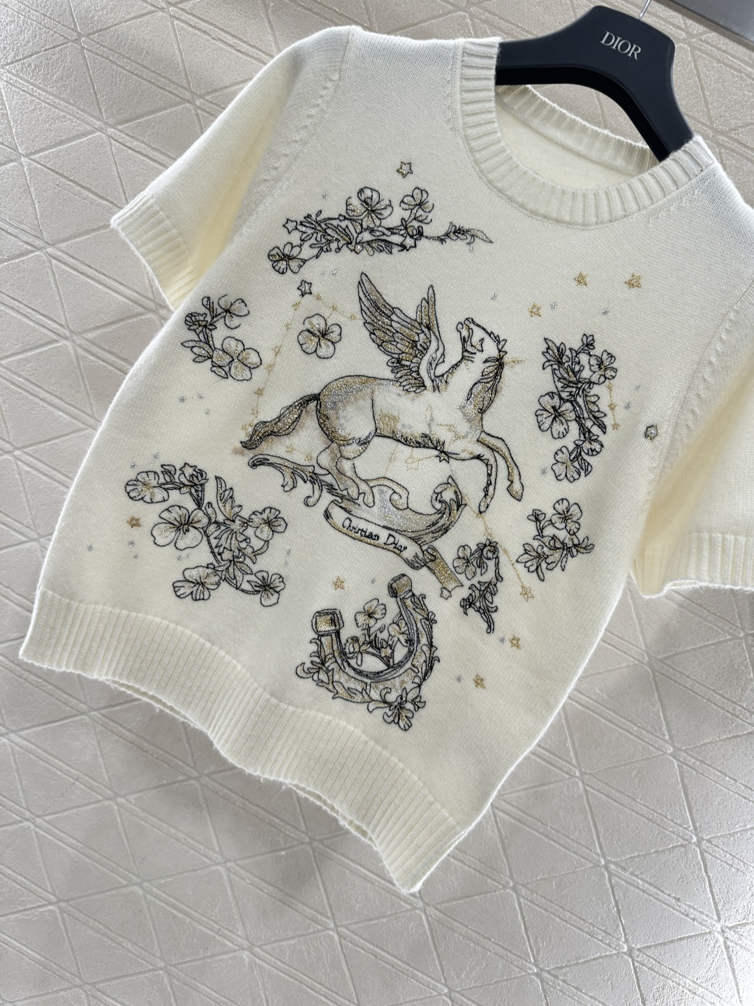 ♥Dio*♥2026新品上架 贺岁飞马刺绣针织短袖新年贺岁系列#定制YB羊绒纱线织造，质感高级，舒适柔软