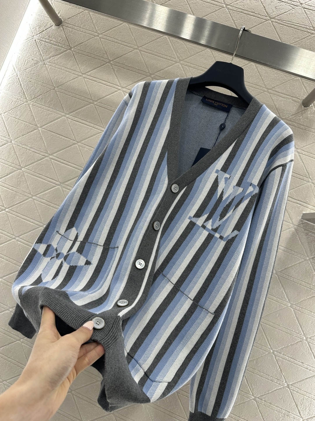 ♥Louis vuitto*♥2026新品上架 条纹廓形针织开衫定制YB羊毛纱线织造，密度细针织造，清晰