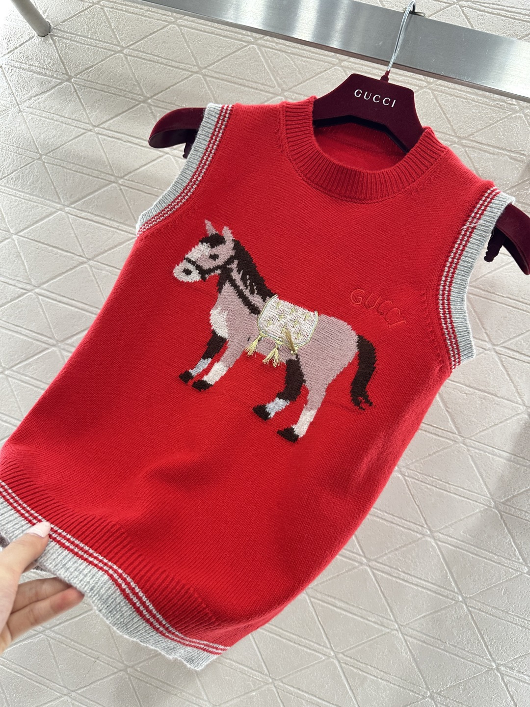 ♥Gucc*♥2026新品上架 贺岁提花马年针织背心新年贺岁系列#定制YB羊毛纱线织造，穿搭舒适，质感十
