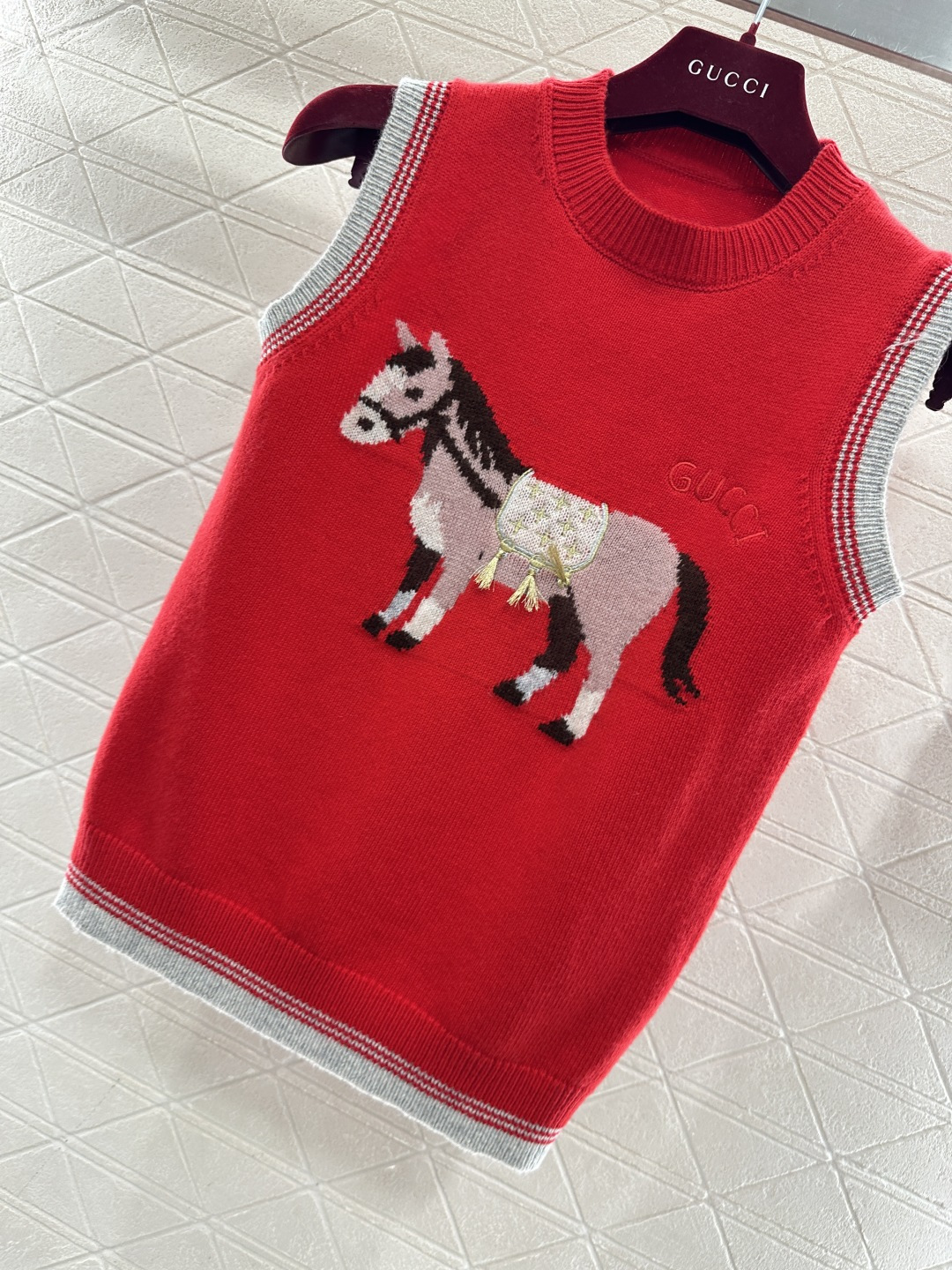 ♥Gucc*♥2026新品上架 贺岁提花马年针织背心新年贺岁系列#定制YB羊毛纱线织造，穿搭舒适，质感十