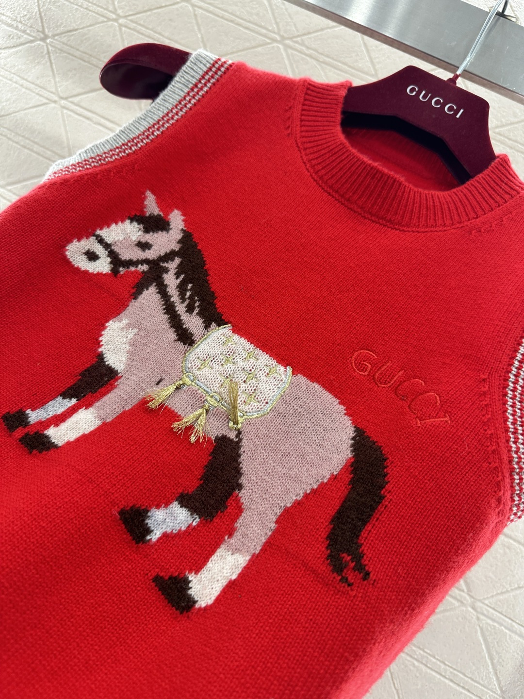 ♥Gucc*♥2026新品上架 贺岁提花马年针织背心新年贺岁系列#定制YB羊毛纱线织造，穿搭舒适，质感十
