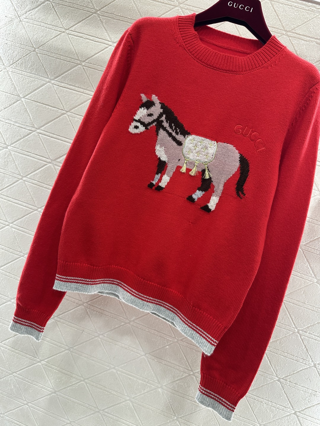♥Gucc*♥2026新品上架 贺岁提花马年针织毛衣新年贺岁系列#定制YB羊毛纱线织造，穿搭舒适，质感十