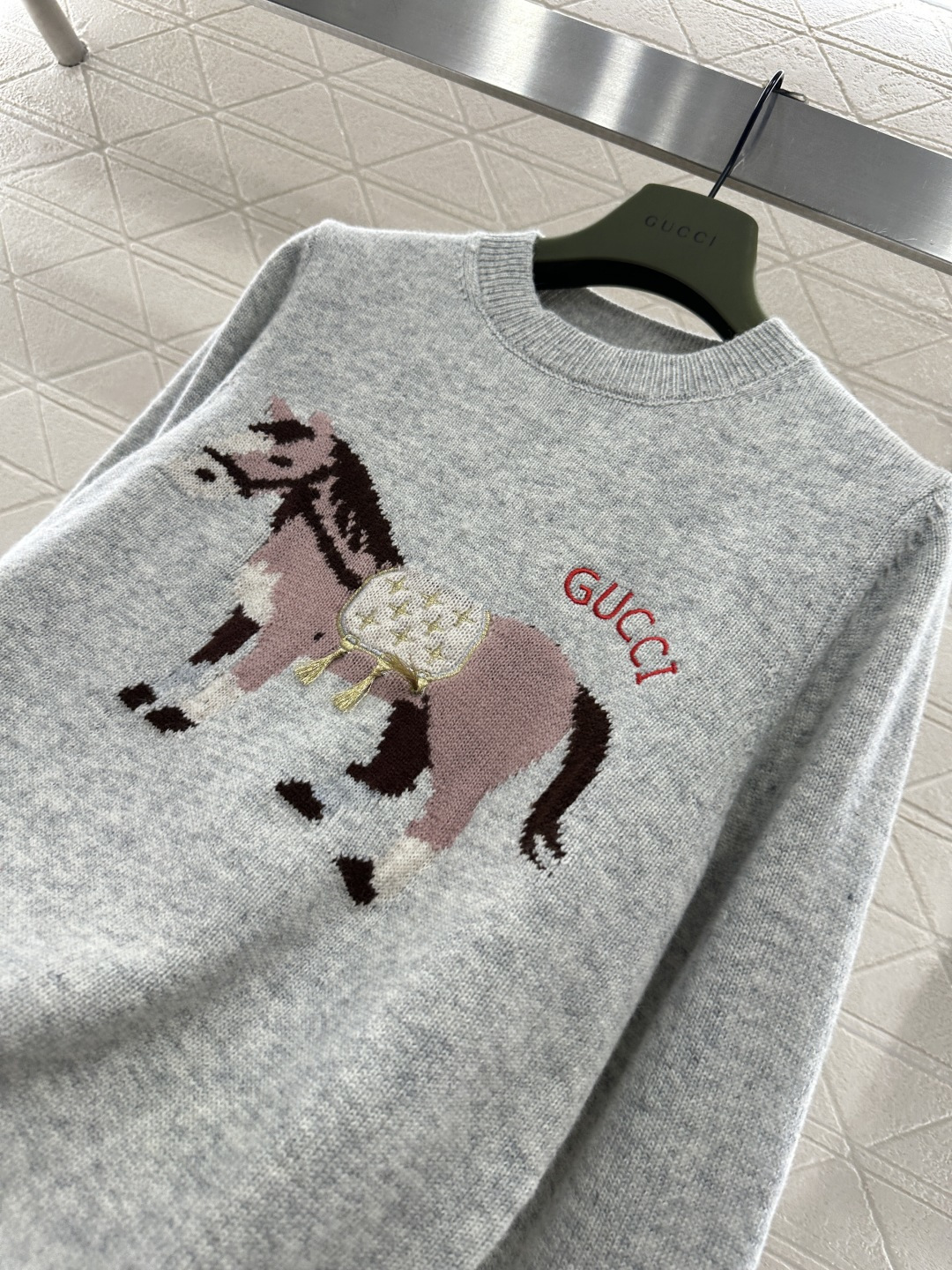 ♥Gucc*♥2026新品上架 贺岁提花马年针织毛衣新年贺岁系列#定制YB羊毛纱线织造，穿搭舒适，质感十