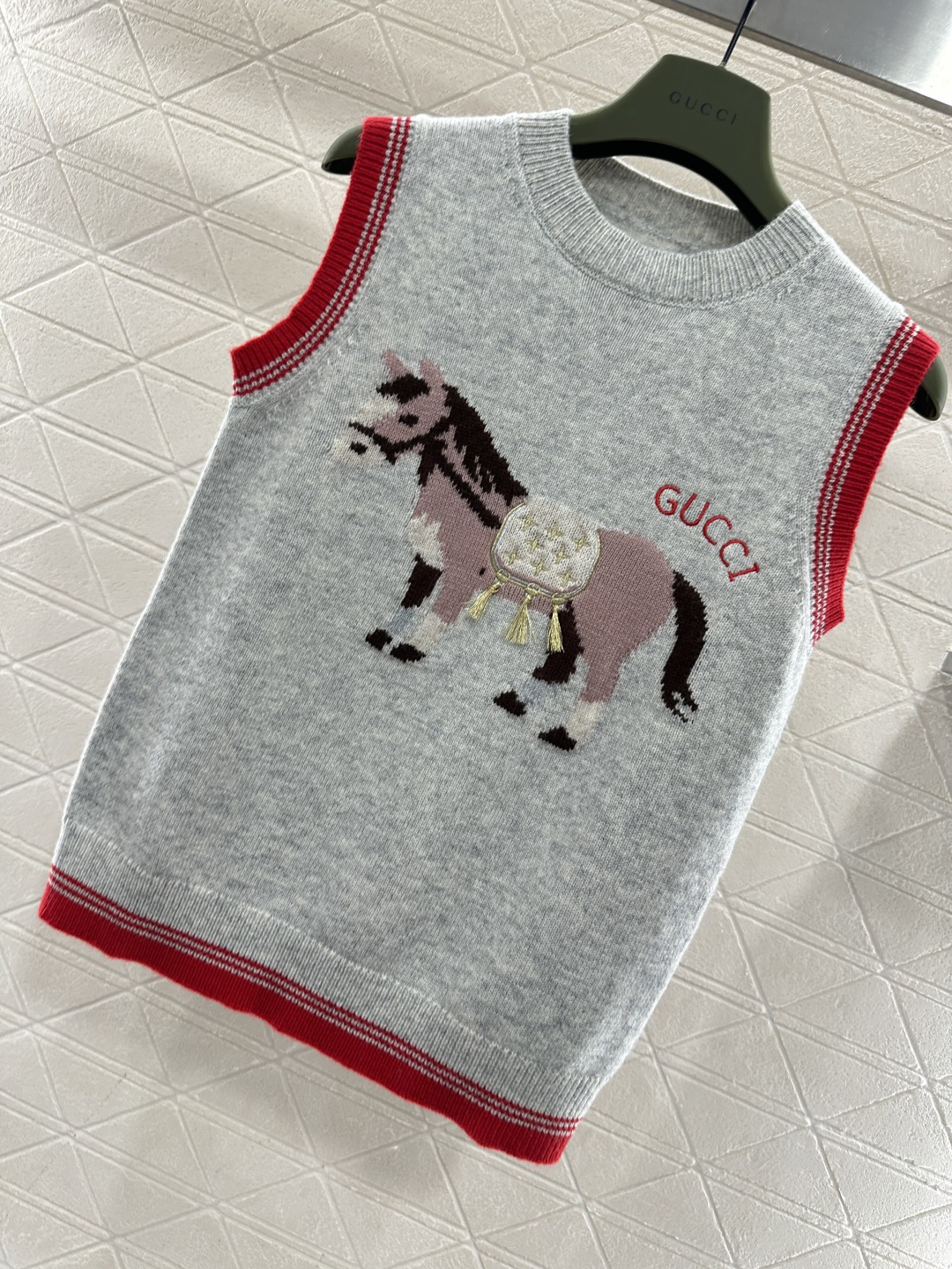 ♥Gucc*♥2026新品上架 贺岁提花马年针织背心新年贺岁系列#定制YB羊毛纱线织造，穿搭舒适，质感十