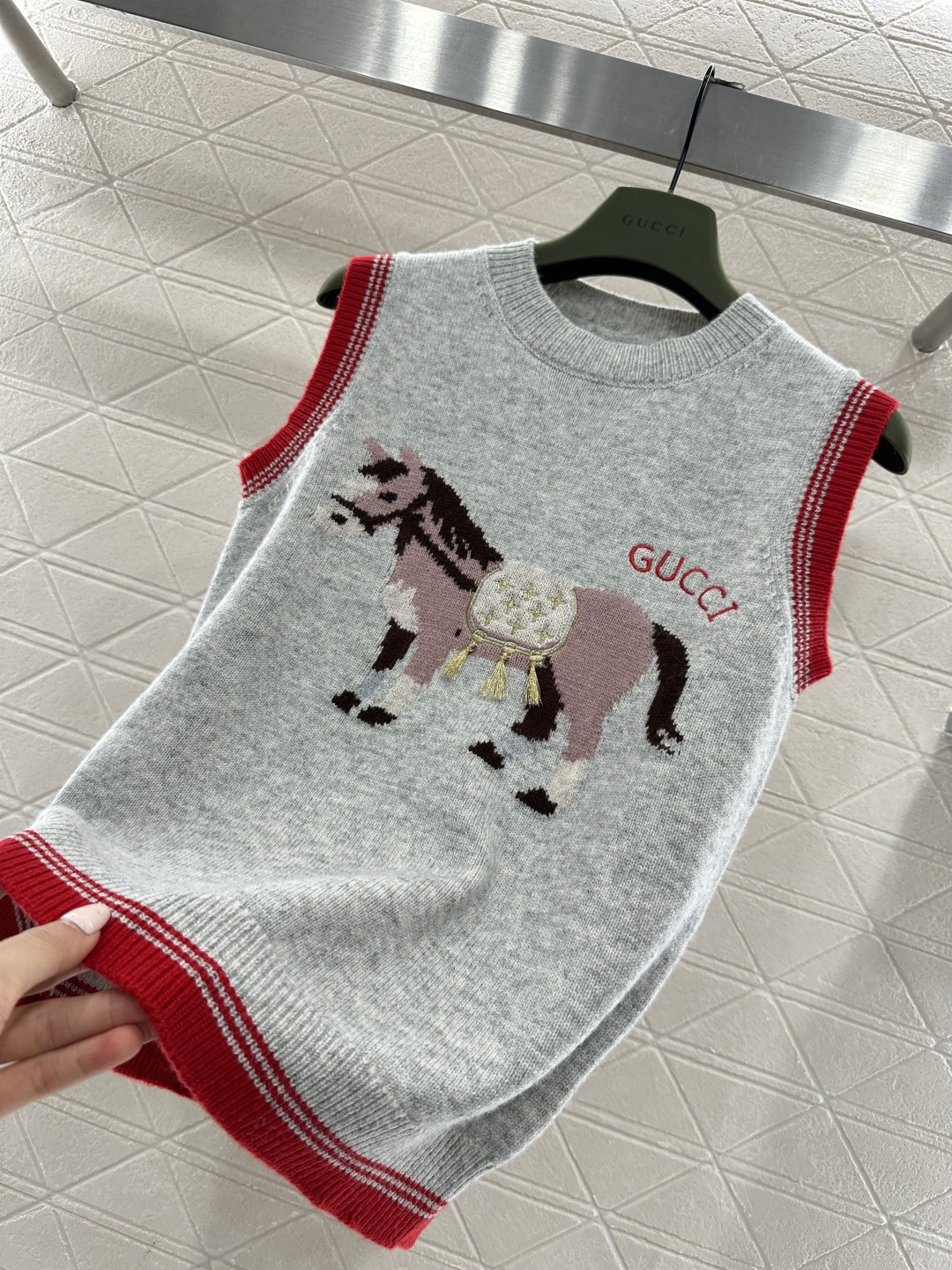 ♥Gucc*♥2026新品上架 贺岁提花马年针织背心新年贺岁系列#定制YB羊毛纱线织造，穿搭舒适，质感十