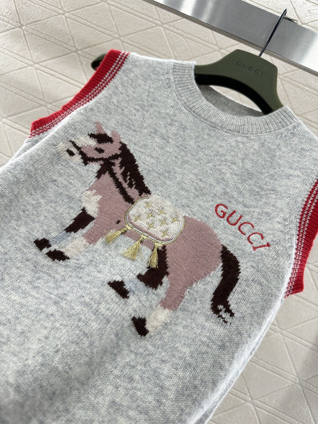 ♥Gucc*♥2026新品上架 贺岁提花马年针织背心新年贺岁系列#定制YB羊毛纱线织造，穿搭舒适，质感十