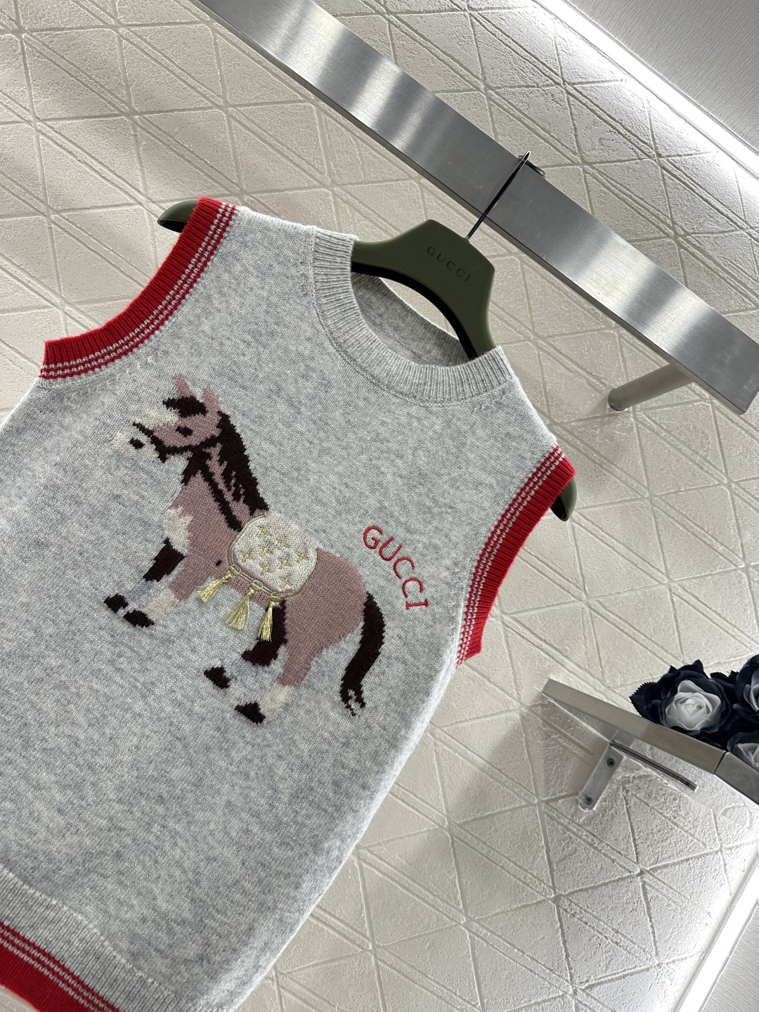 ♥Gucc*♥2026新品上架 贺岁提花马年针织背心新年贺岁系列#定制YB羊毛纱线织造，穿搭舒适，质感十