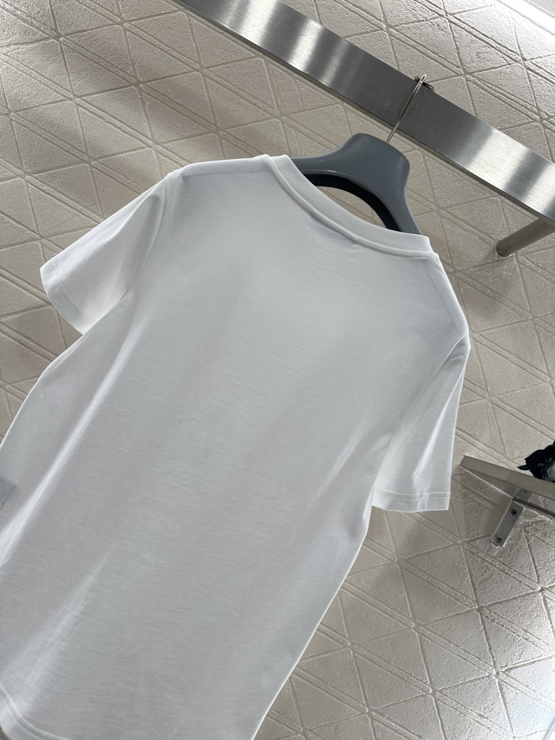 ♥Ami*♥2026新品上架 钉珠字母徽标𝑇𝑒𝑒定制YB丝光全棉材质，透气舒适，质感十足，常规短袖T恤裁