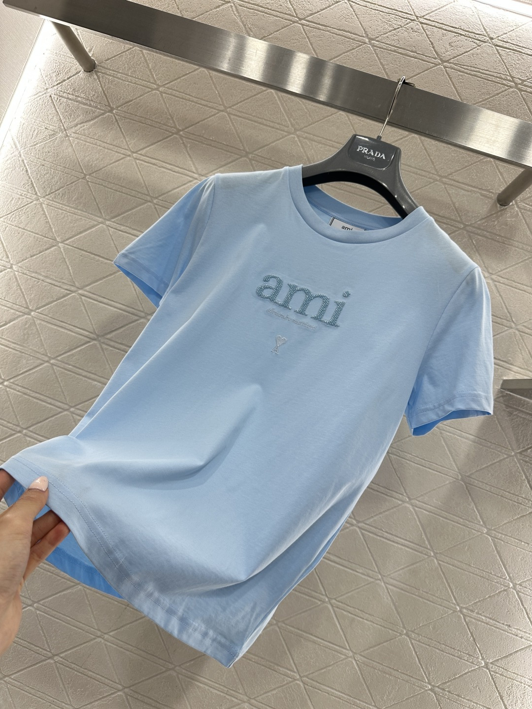 ♥Ami*♥2026新品上架 钉珠字母徽标𝑇𝑒𝑒定制YB丝光全棉材质，透气舒适，质感十足，常规短袖T恤裁