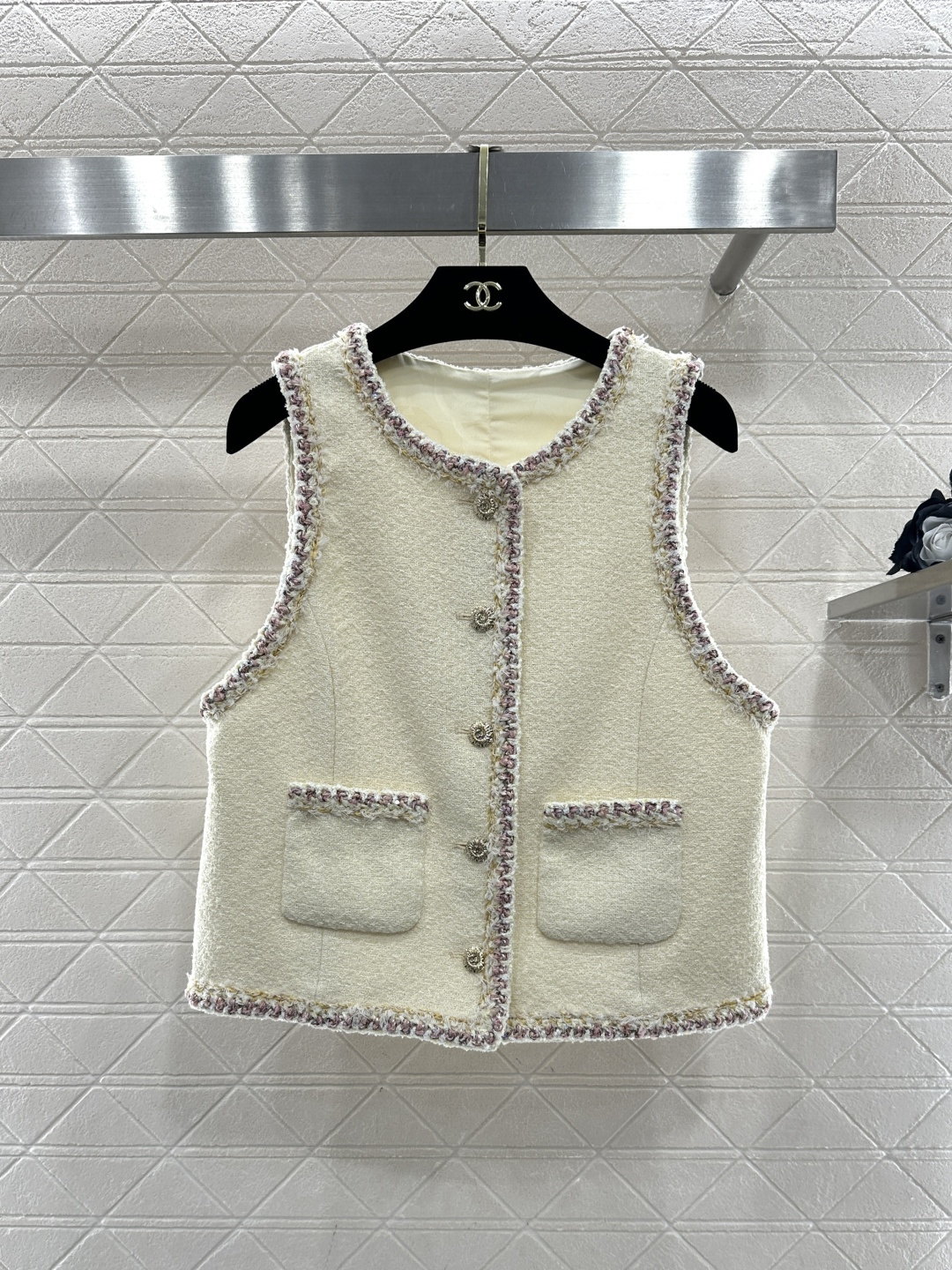 NO:689216,Chane*2026 new product on the shelves, lace-up dress vest  Customized YB imported woolen wool material, high-end texture, full appearance, slim-fitting vest cut, exquisite three-dimensional tailoring details, tweed outlines the classic small fragrance outline, contrasting hand-banded edges inject exquisite details into the body, metal buttons and patch pockets  The design echoes the elegant style of the brand. The shape of the sleeveless vest is suitable for multi-season wear. The inner shirt can create a sophisticated look for commuting, and the layered sweater can unlock the lazy and casual style. It is a versatile item in the wardrobe that has both retro charm and practicality. Customized fabrics and accessories  Look for the correct version, high version, off-white 36 38 40, Chanel-clothing, chanel, chanel, shirts,19860909Chane*2026新品上架 捆边洋装马甲 定制YB进口粗纺羊毛呢材质,质感高级,品相十足,修身马甲剪裁,立体裁剪细节精致,粗花呢勾勒出经典的小香风轮廓,撞色手工捆边为衣身注入精致细节,金属纽扣与贴袋设计呼应品牌的优雅格调.无袖马甲的版型适配多季穿搭,内搭衬衫可打造通勤精致感,叠穿针织衫又能解锁慵懒休闲风,是衣橱里兼具复古韵味与实穿性的百搭单品.定制面辅料 认准版本 高版本 米白色 36 38 40,香奈儿-服装,chanel,chanel,shirts,,Women's clothing