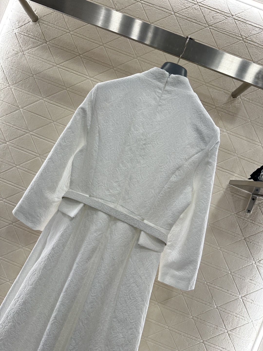 ♥Dio*♥2026新品上架 立领褶皱腰带连衣裙定制YB进口棉毛材质，工艺处理，面料呈现凹凸花朵藤蔓的褶