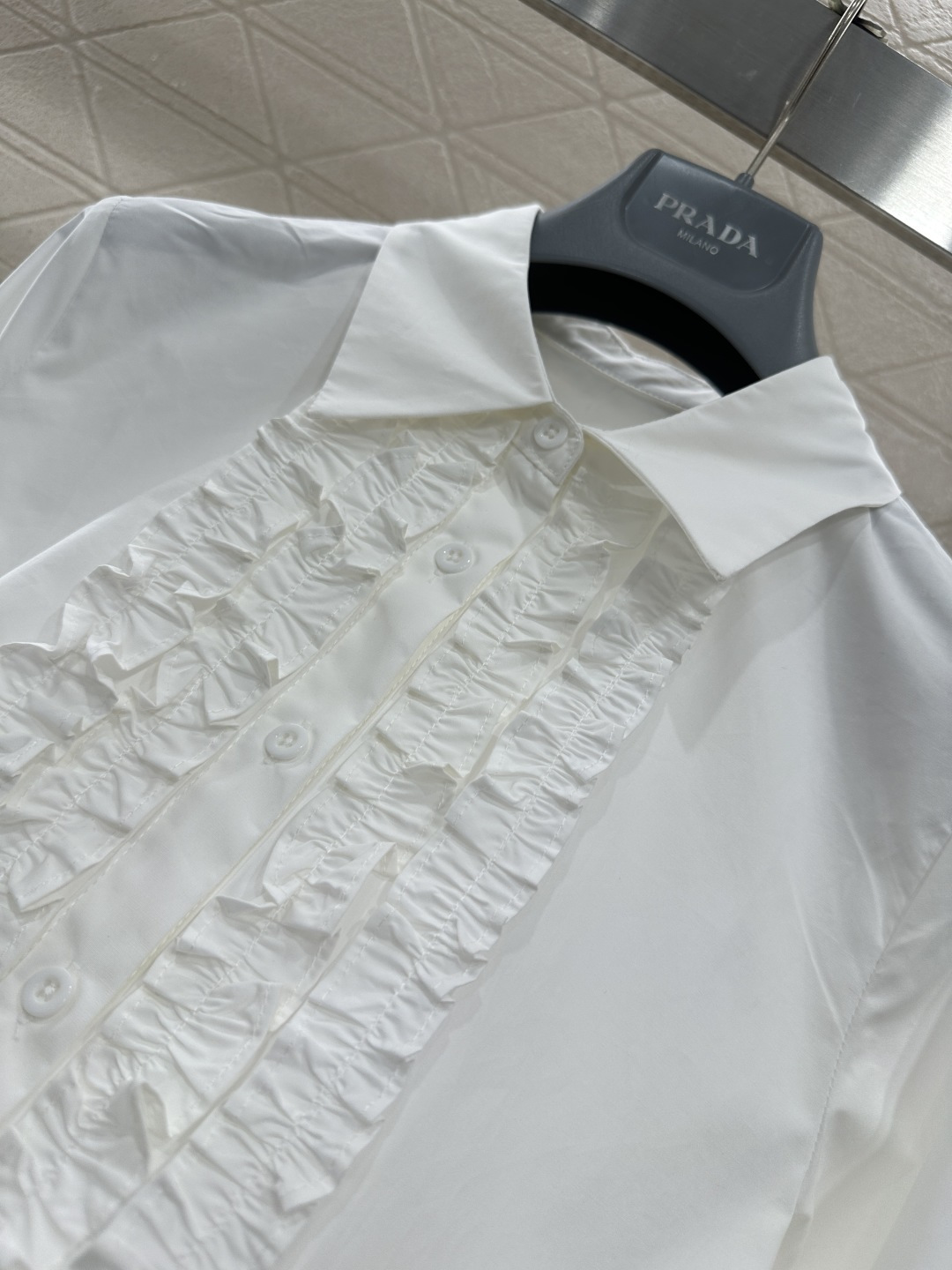 ♥Chane*♥2026新品上架 翻领褶皱花边衬衣定制YB斜纹全棉材质，质感光泽，舒适透气，翻领花边衬衫