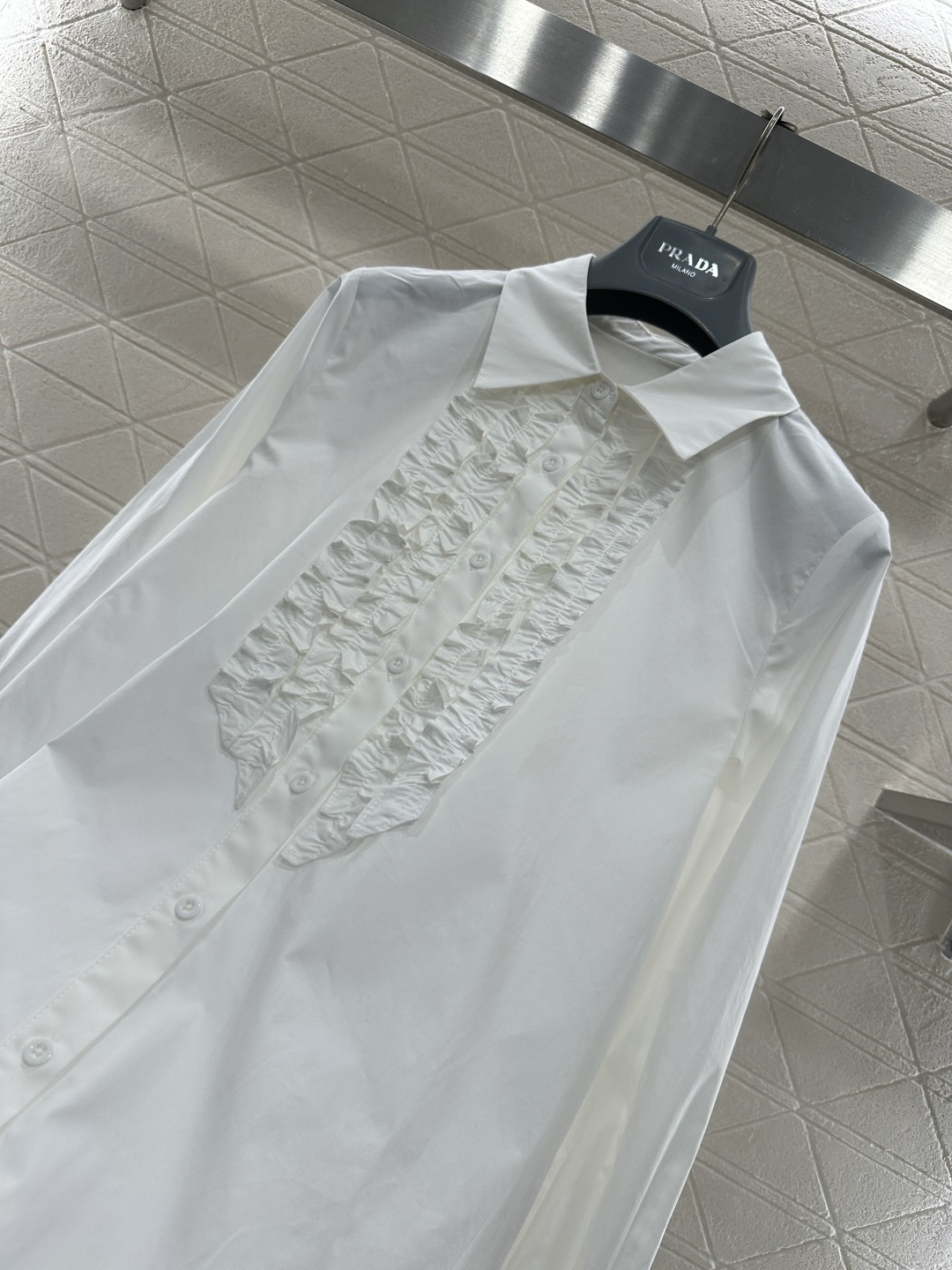 ♥Chane*♥2026新品上架 翻领褶皱花边衬衣定制YB斜纹全棉材质，质感光泽，舒适透气，翻领花边衬衫