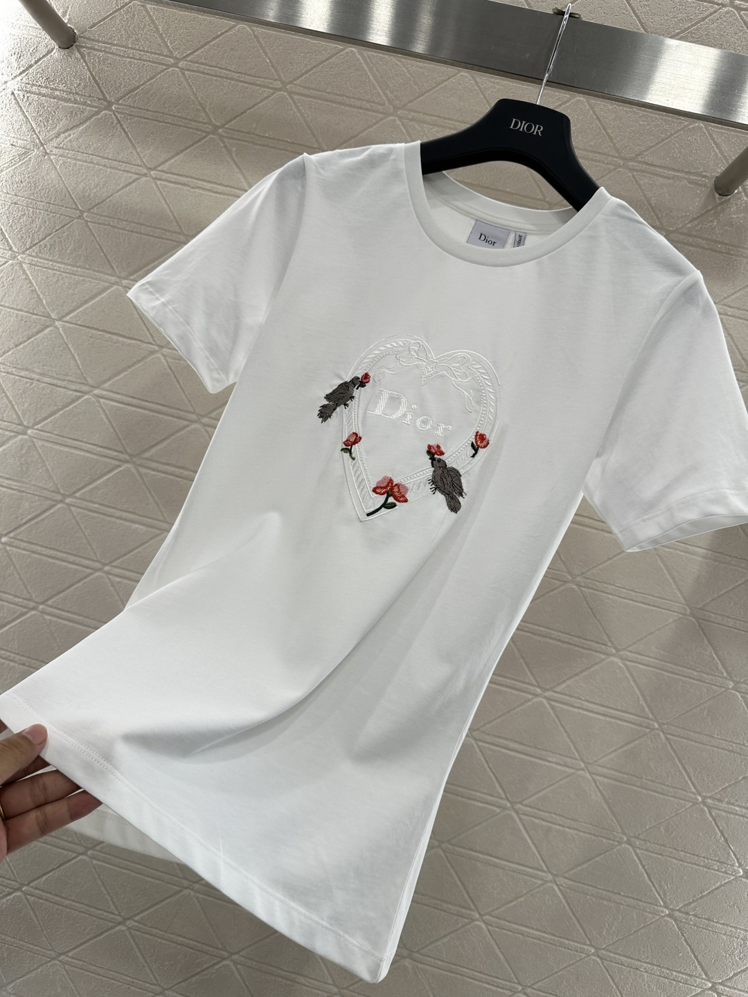 ♥Dio*♥2026新品上架 圆领刺绣徽标𝑇𝑒𝑒定制YB原生全棉材质，透气舒适，质感十足，修身短袖𝑇恤剪