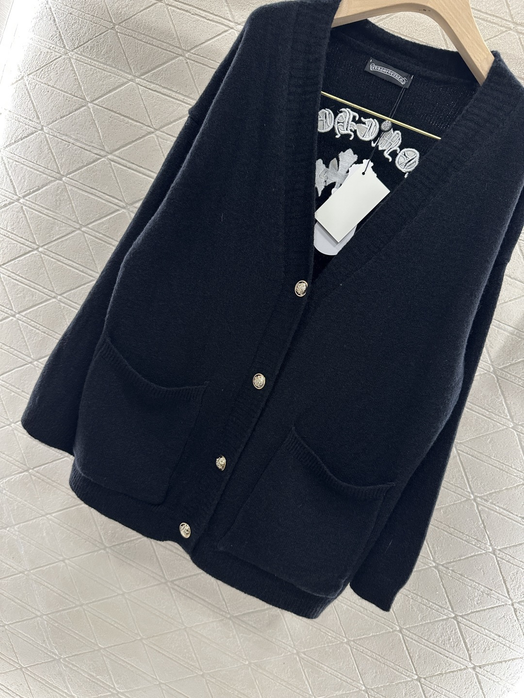 ♥Chrome hear*♥2026新品上架 刺绣廓形针织开衫定制YB羊毛纱线织造，质感细腻，穿搭舒适，