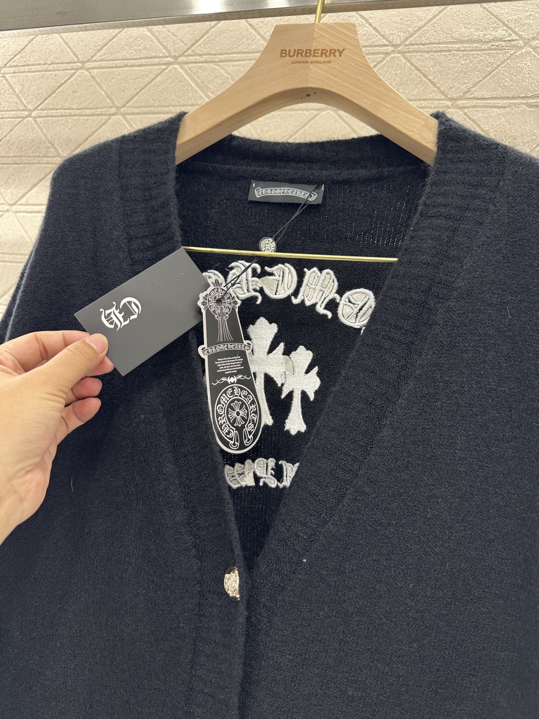 ♥Chrome hear*♥2026新品上架 刺绣廓形针织开衫定制YB羊毛纱线织造，质感细腻，穿搭舒适，