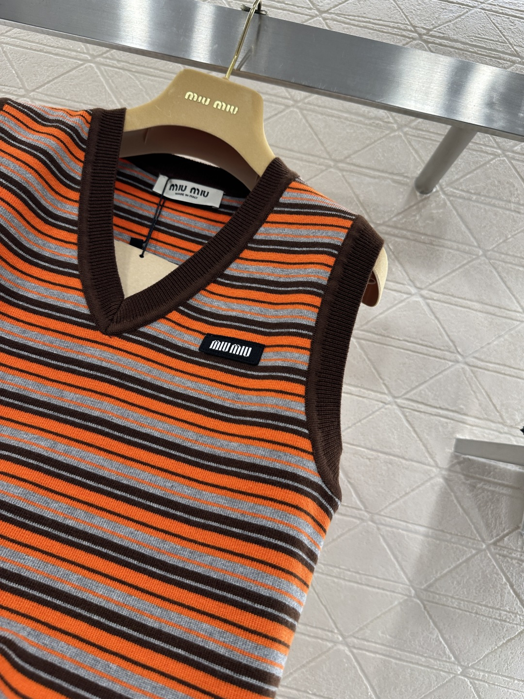 ♥Miumi*♥2026新品上架 圆领条纹针织背心定制YB羊毛纱线织造，穿搭舒适，质感十足，针织背心裁剪