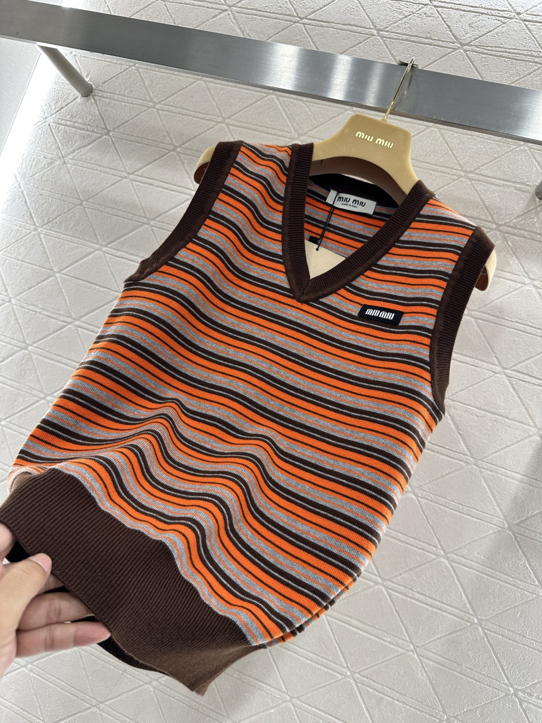 ♥Miumi*♥2026新品上架 圆领条纹针织背心定制YB羊毛纱线织造，穿搭舒适，质感十足，针织背心裁剪