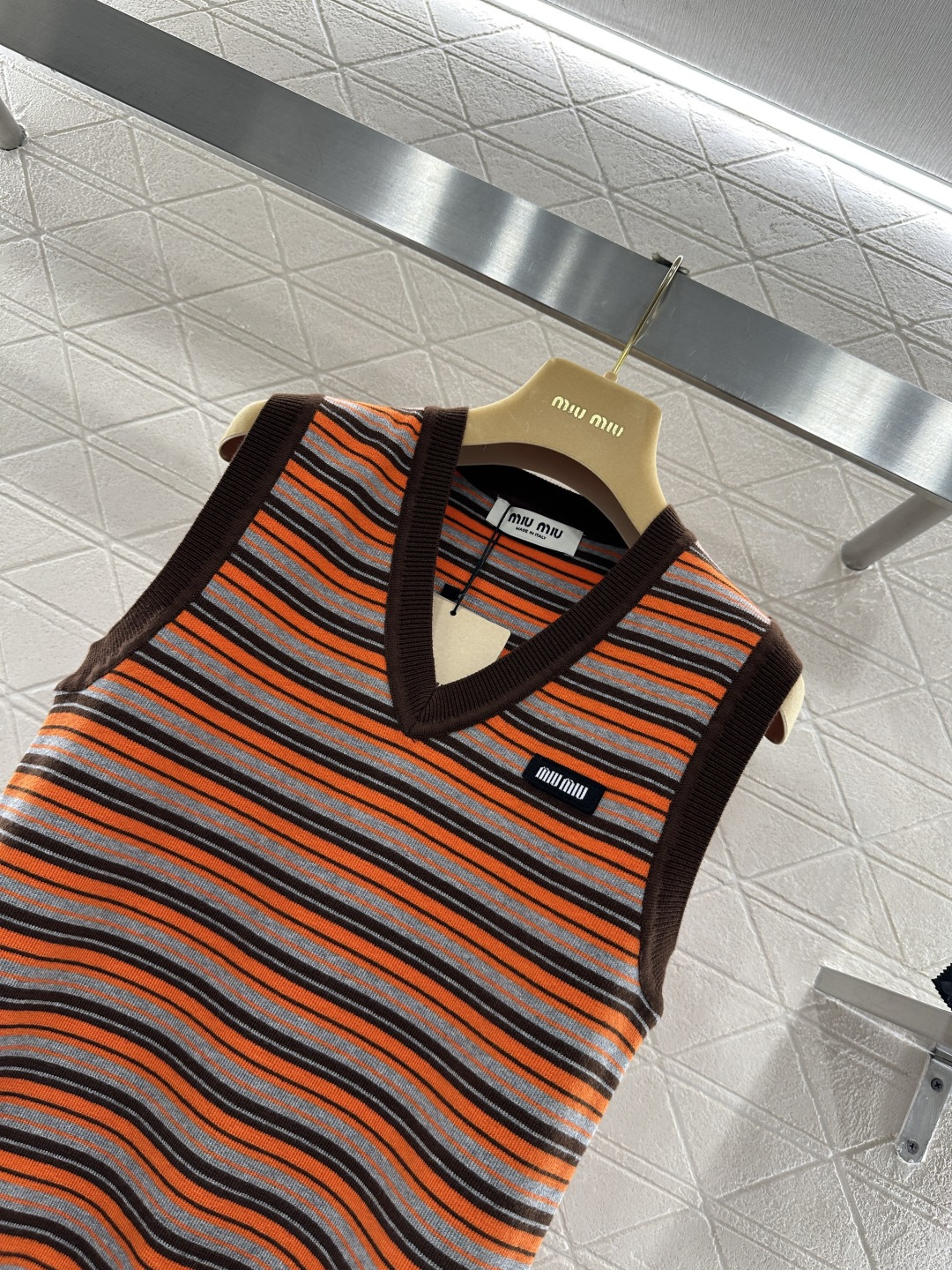 ♥Miumi*♥2026新品上架 圆领条纹针织背心定制YB羊毛纱线织造，穿搭舒适，质感十足，针织背心裁剪