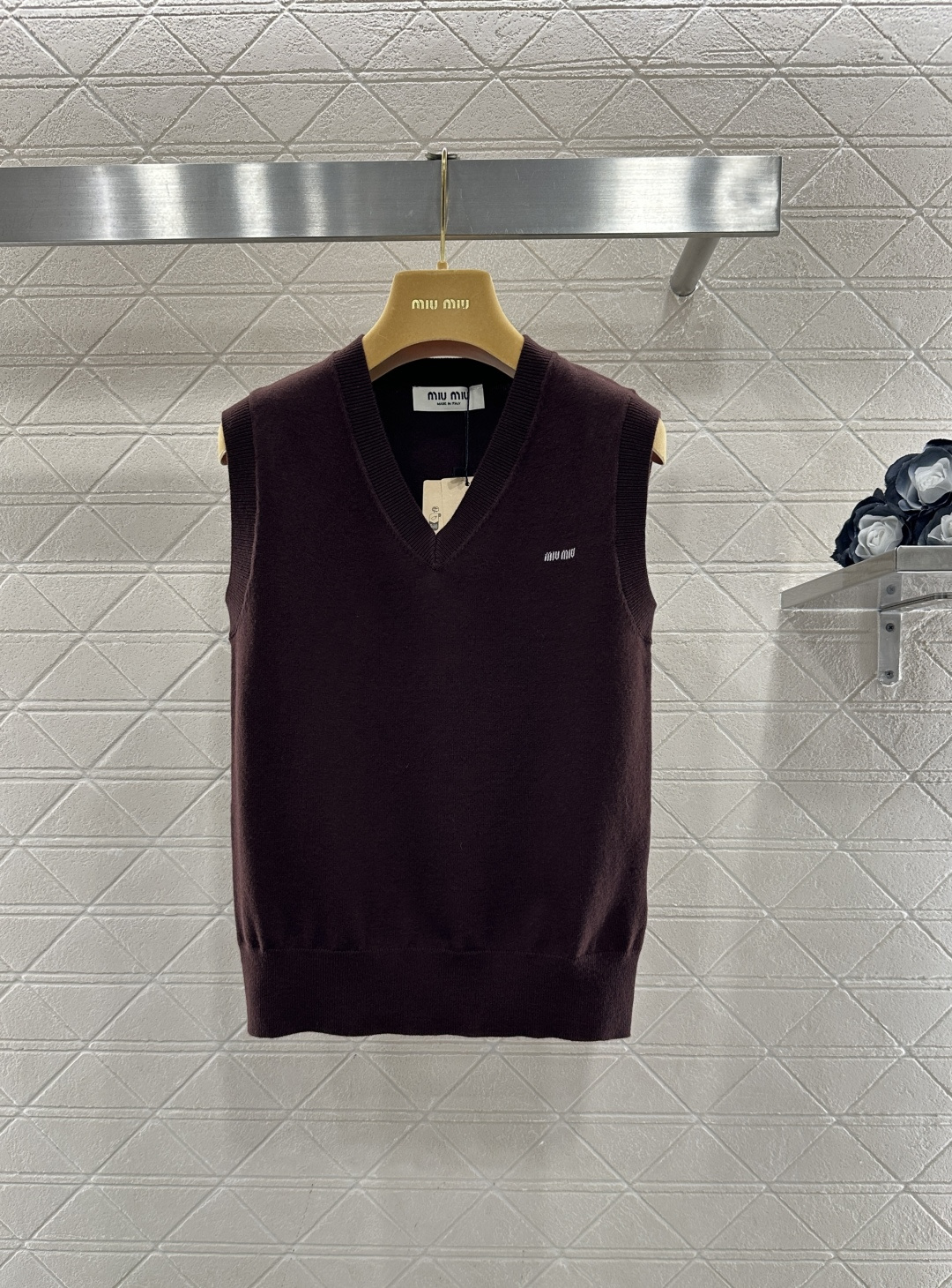 ♥Miumi*♥2026新品上架 圆领针织背心定制YB羊毛纱线织造，穿搭舒适，质感十足，针织背心裁剪，浓