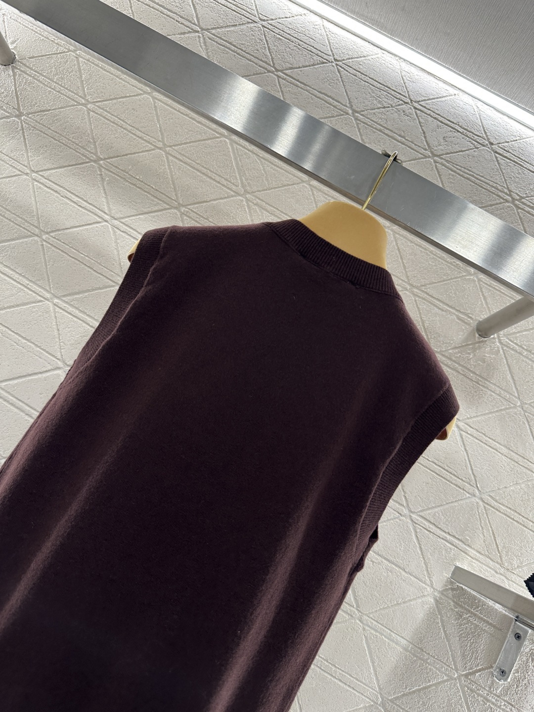 ♥Miumi*♥2026新品上架 圆领针织背心定制YB羊毛纱线织造，穿搭舒适，质感十足，针织背心裁剪，浓