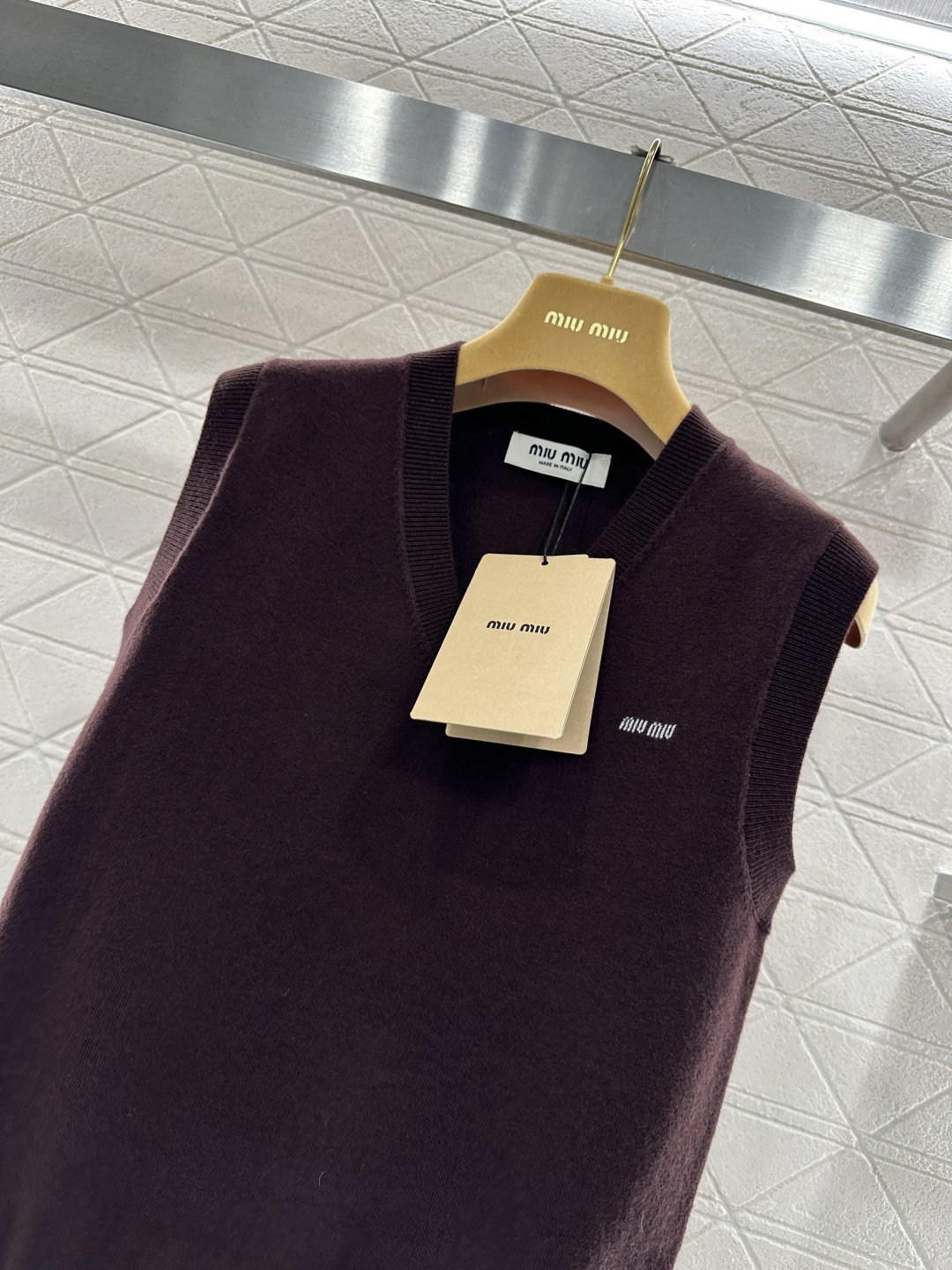 ♥Miumi*♥2026新品上架 圆领针织背心定制YB羊毛纱线织造，穿搭舒适，质感十足，针织背心裁剪，浓