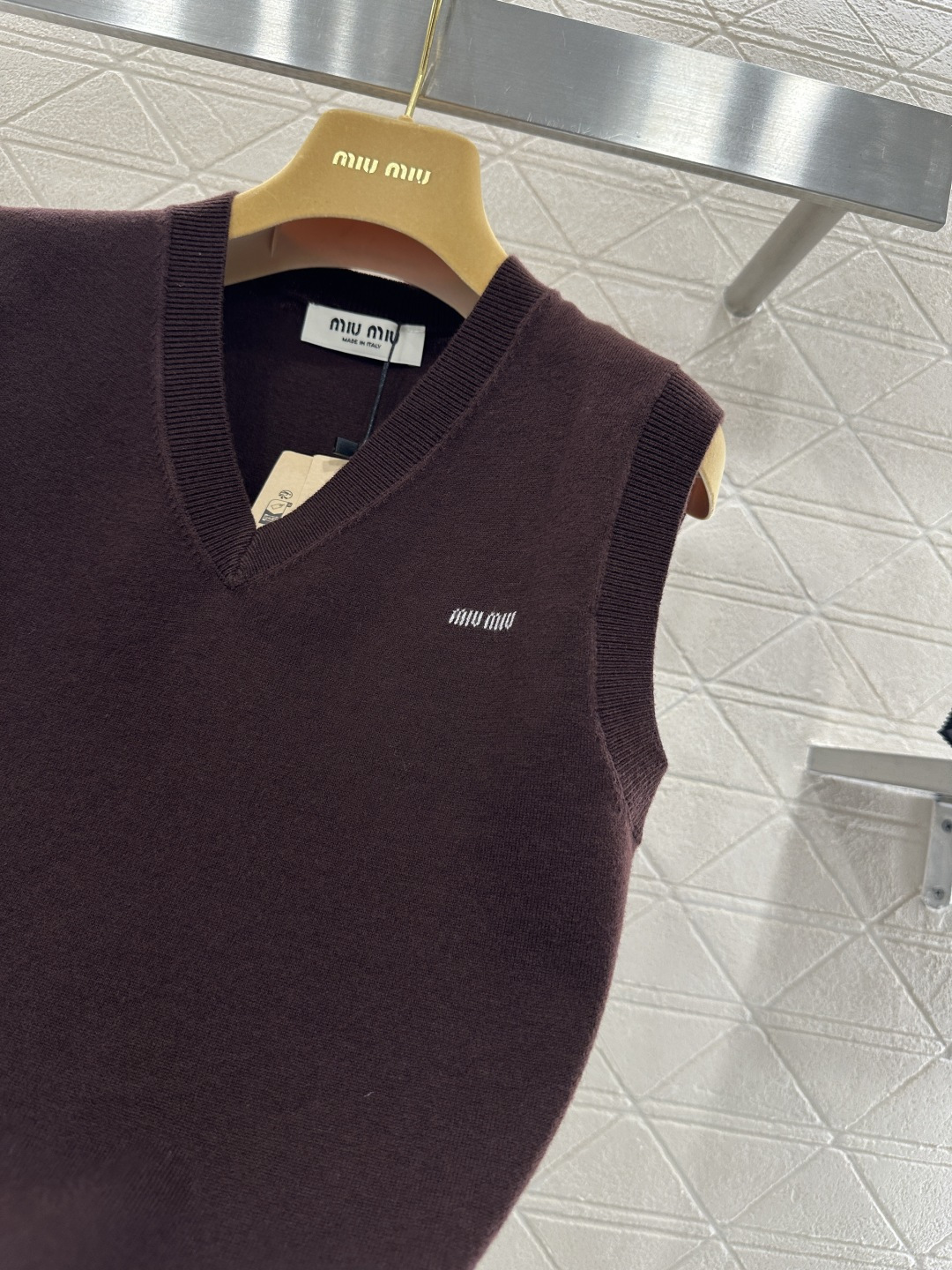 ♥Miumi*♥2026新品上架 圆领针织背心定制YB羊毛纱线织造，穿搭舒适，质感十足，针织背心裁剪，浓