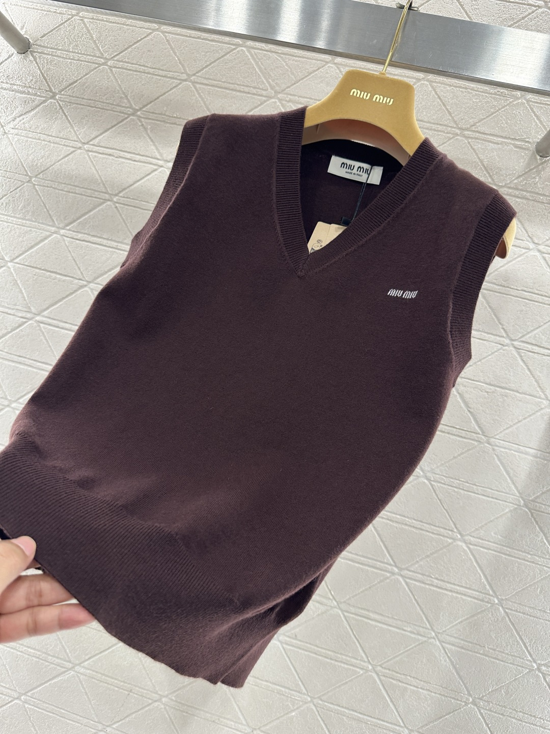 ♥Miumi*♥2026新品上架 圆领针织背心定制YB羊毛纱线织造，穿搭舒适，质感十足，针织背心裁剪，浓