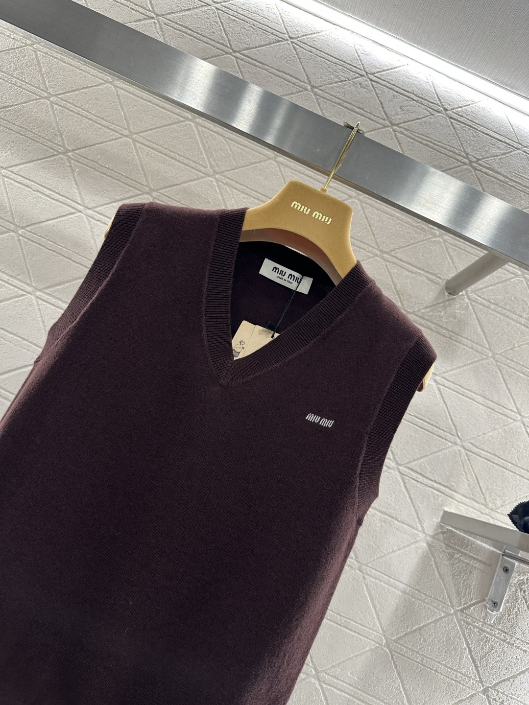 ♥Miumi*♥2026新品上架 圆领针织背心定制YB羊毛纱线织造，穿搭舒适，质感十足，针织背心裁剪，浓