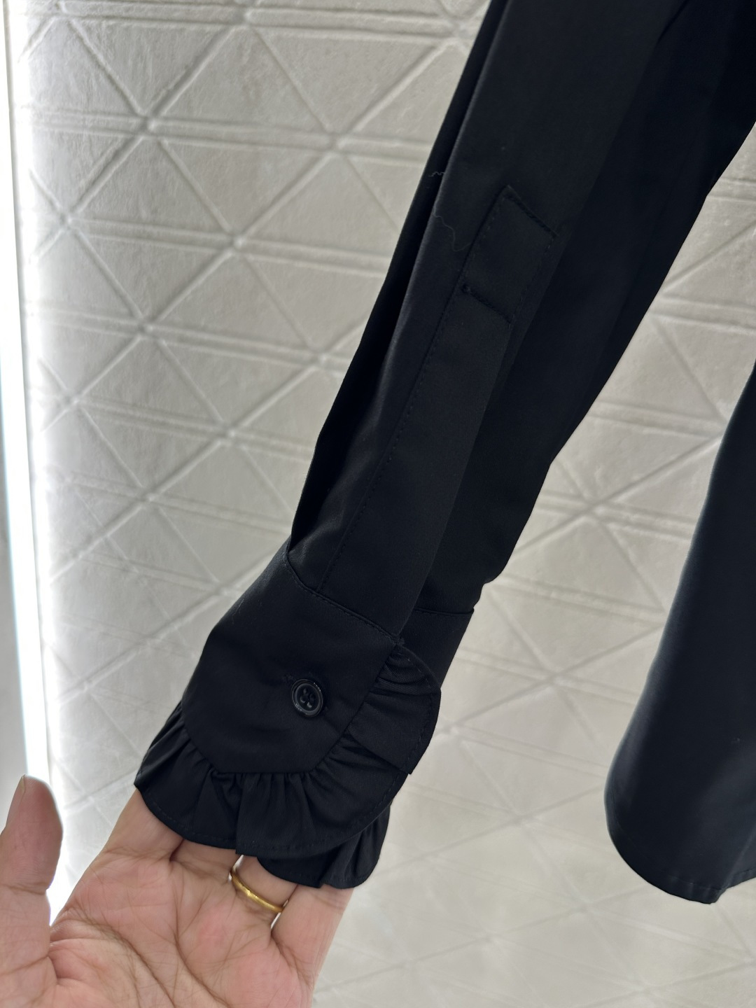 ♥Saint Lauren*♥2026新品上架 翻领褶皱花边衬衣定制YB斜纹全棉材质，质感光泽，舒适透气