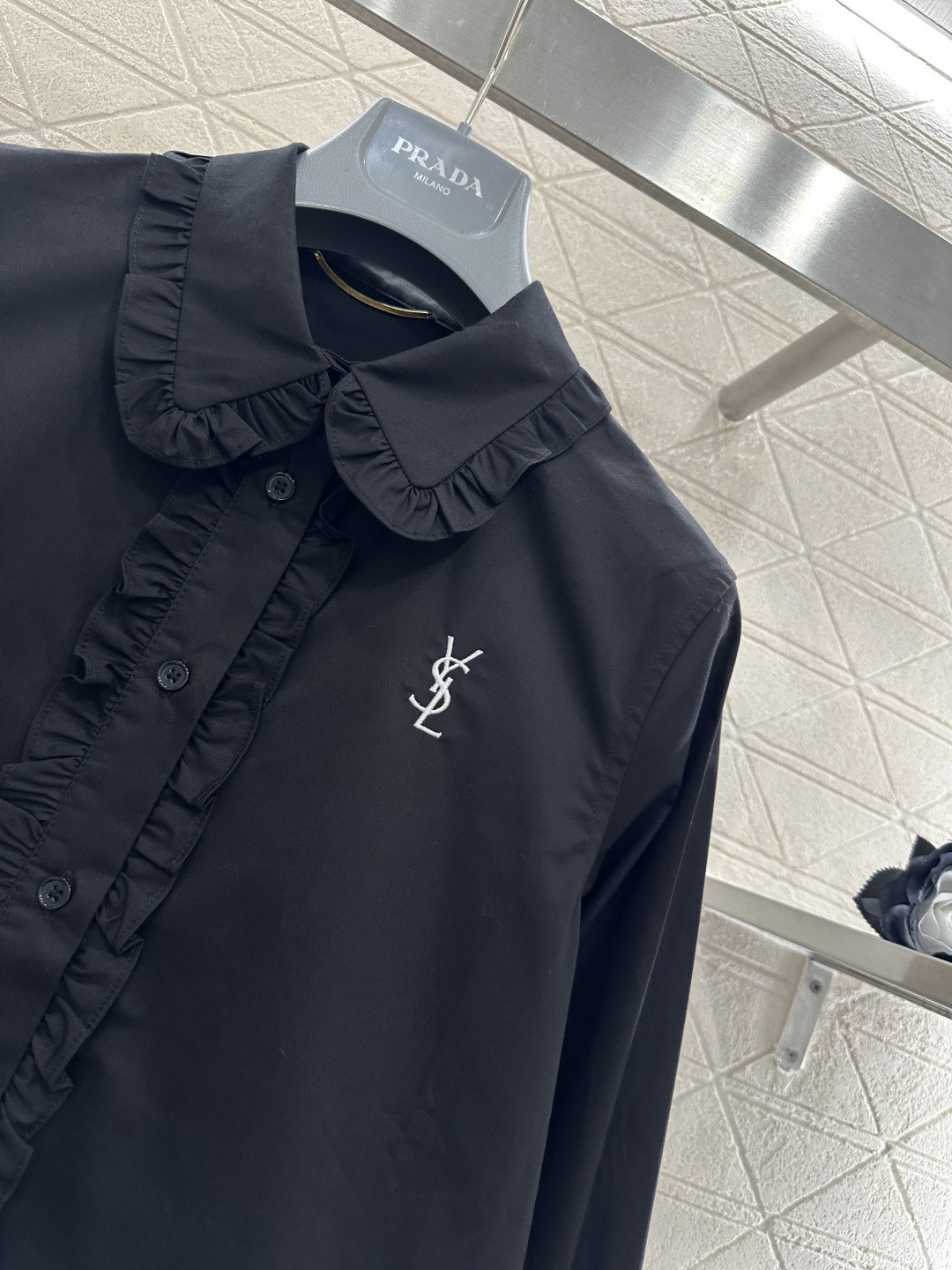 ♥Saint Lauren*♥2026新品上架 翻领褶皱花边衬衣定制YB斜纹全棉材质，质感光泽，舒适透气