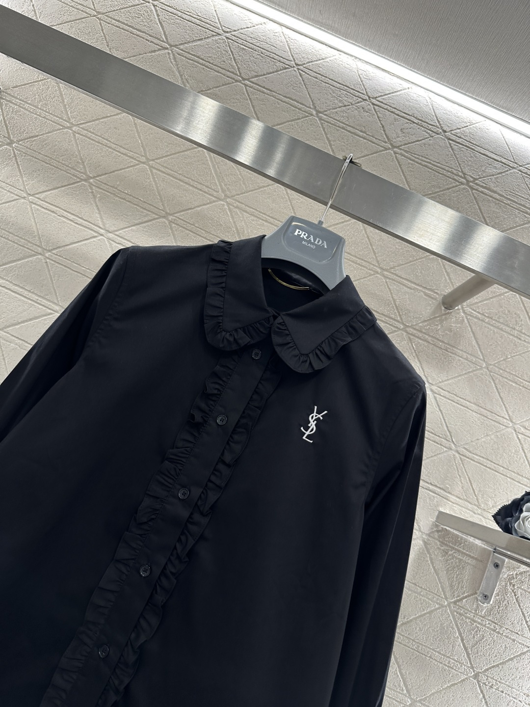 ♥Saint Lauren*♥2026新品上架 翻领褶皱花边衬衣定制YB斜纹全棉材质，质感光泽，舒适透气