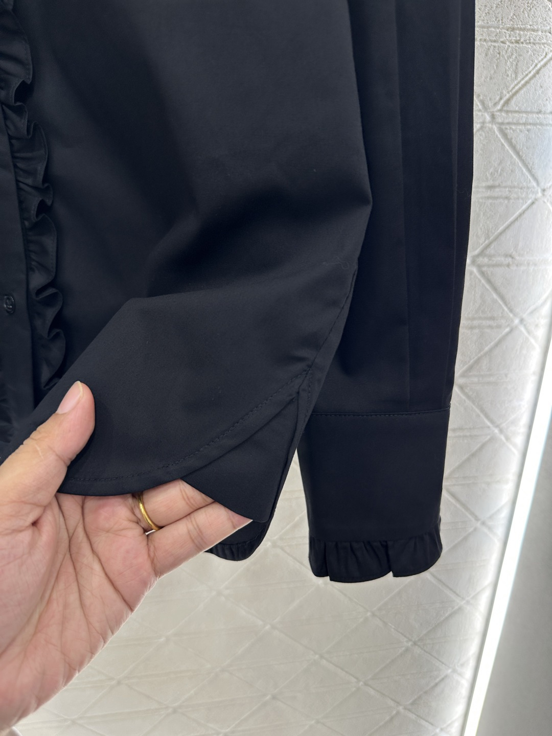 ♥Saint Lauren*♥2026新品上架 翻领褶皱花边衬衣定制YB斜纹全棉材质，质感光泽，舒适透气