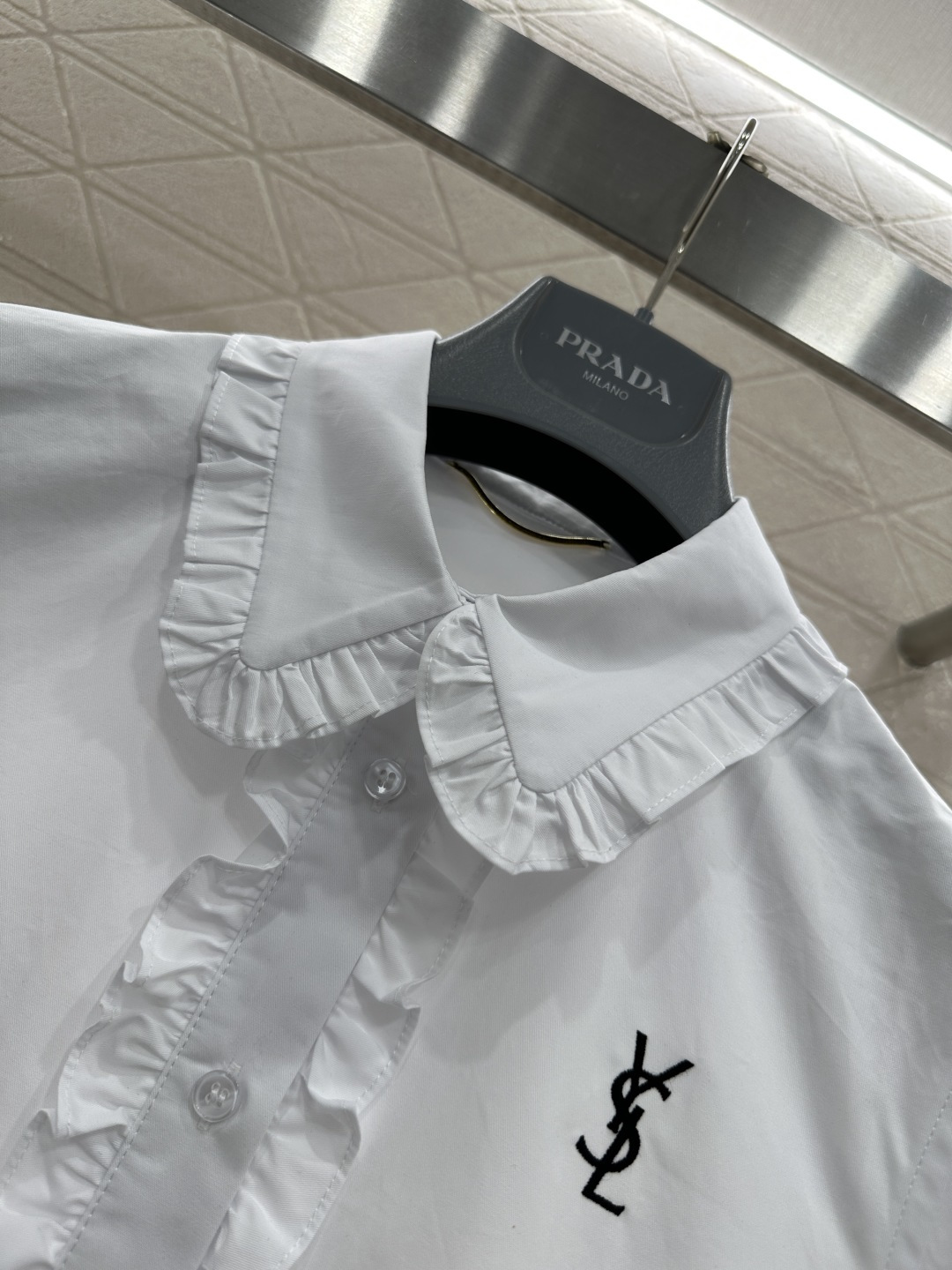 ♥Saint Lauren*♥2026新品上架 翻领褶皱花边衬衣定制YB斜纹全棉材质，质感光泽，舒适透气