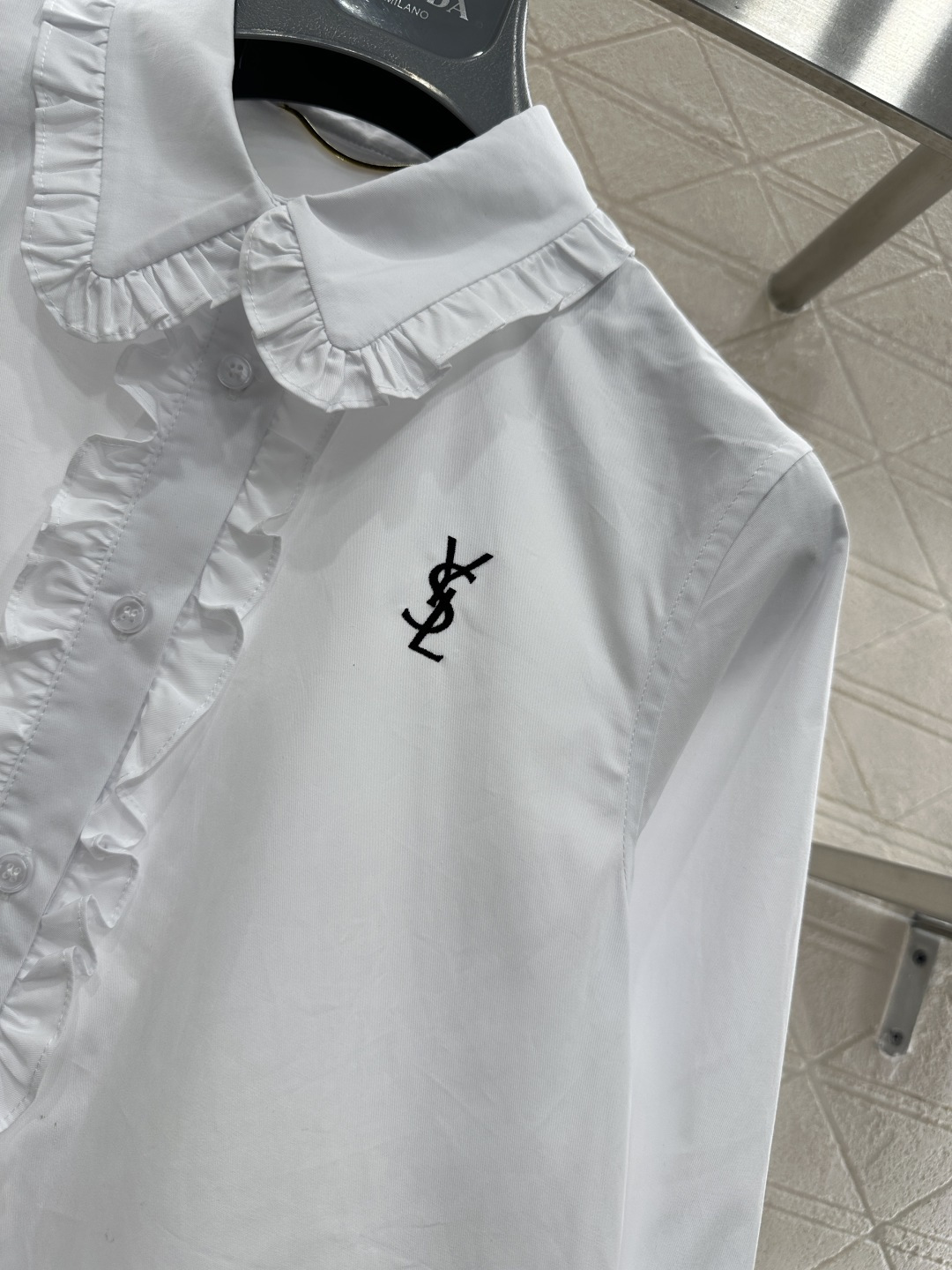 ♥Saint Lauren*♥2026新品上架 翻领褶皱花边衬衣定制YB斜纹全棉材质，质感光泽，舒适透气