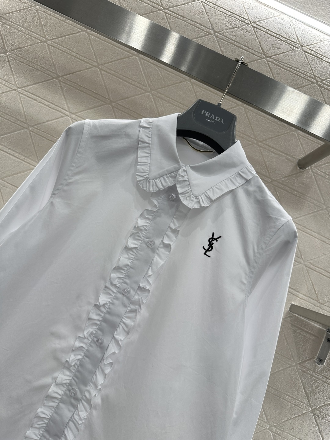 ♥Saint Lauren*♥2026新品上架 翻领褶皱花边衬衣定制YB斜纹全棉材质，质感光泽，舒适透气