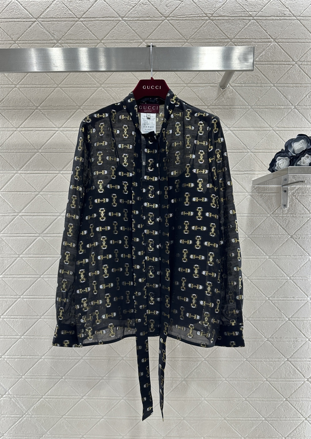 ♥Gucc*♥2026新品上架 真丝提花衬衫定制YB进口百分百桑蚕丝材质，质感光泽，舒适养肤，黑底鎏金的