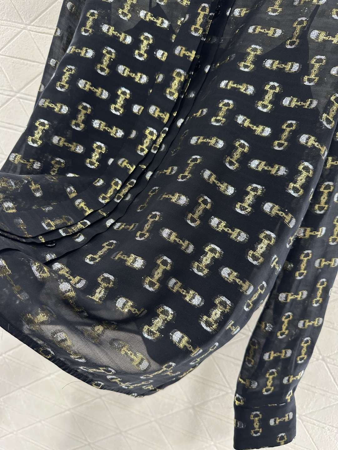 ♥Gucc*♥2026新品上架 真丝提花衬衫定制YB进口百分百桑蚕丝材质，质感光泽，舒适养肤，黑底鎏金的