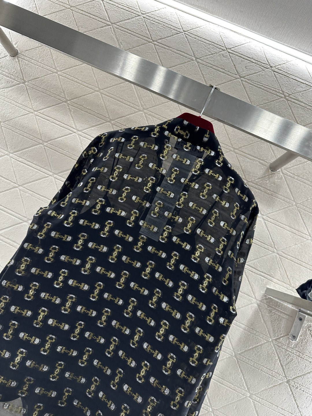 ♥Gucc*♥2026新品上架 真丝提花衬衫定制YB进口百分百桑蚕丝材质，质感光泽，舒适养肤，黑底鎏金的