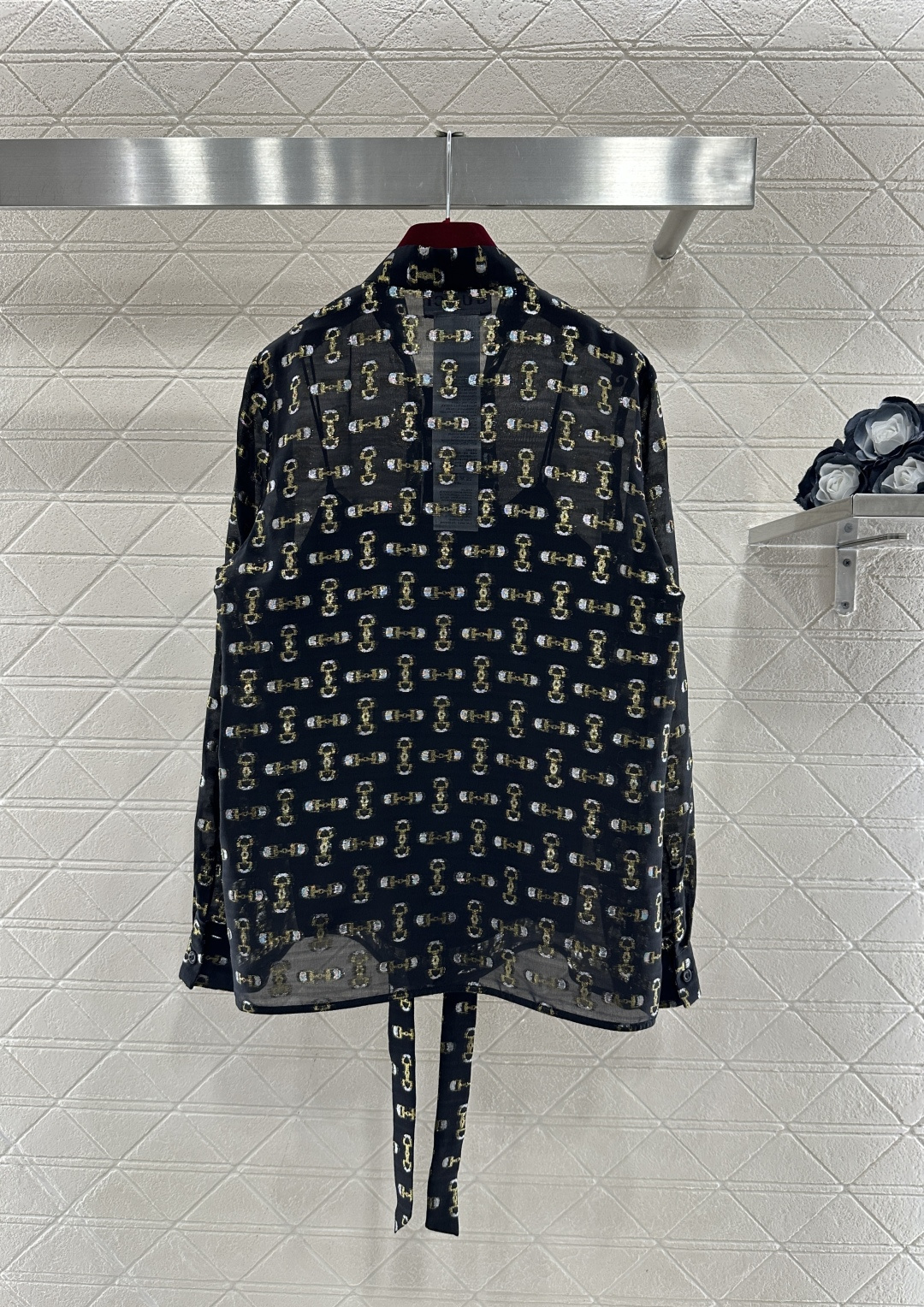 ♥Gucc*♥2026新品上架 真丝提花衬衫定制YB进口百分百桑蚕丝材质，质感光泽，舒适养肤，黑底鎏金的