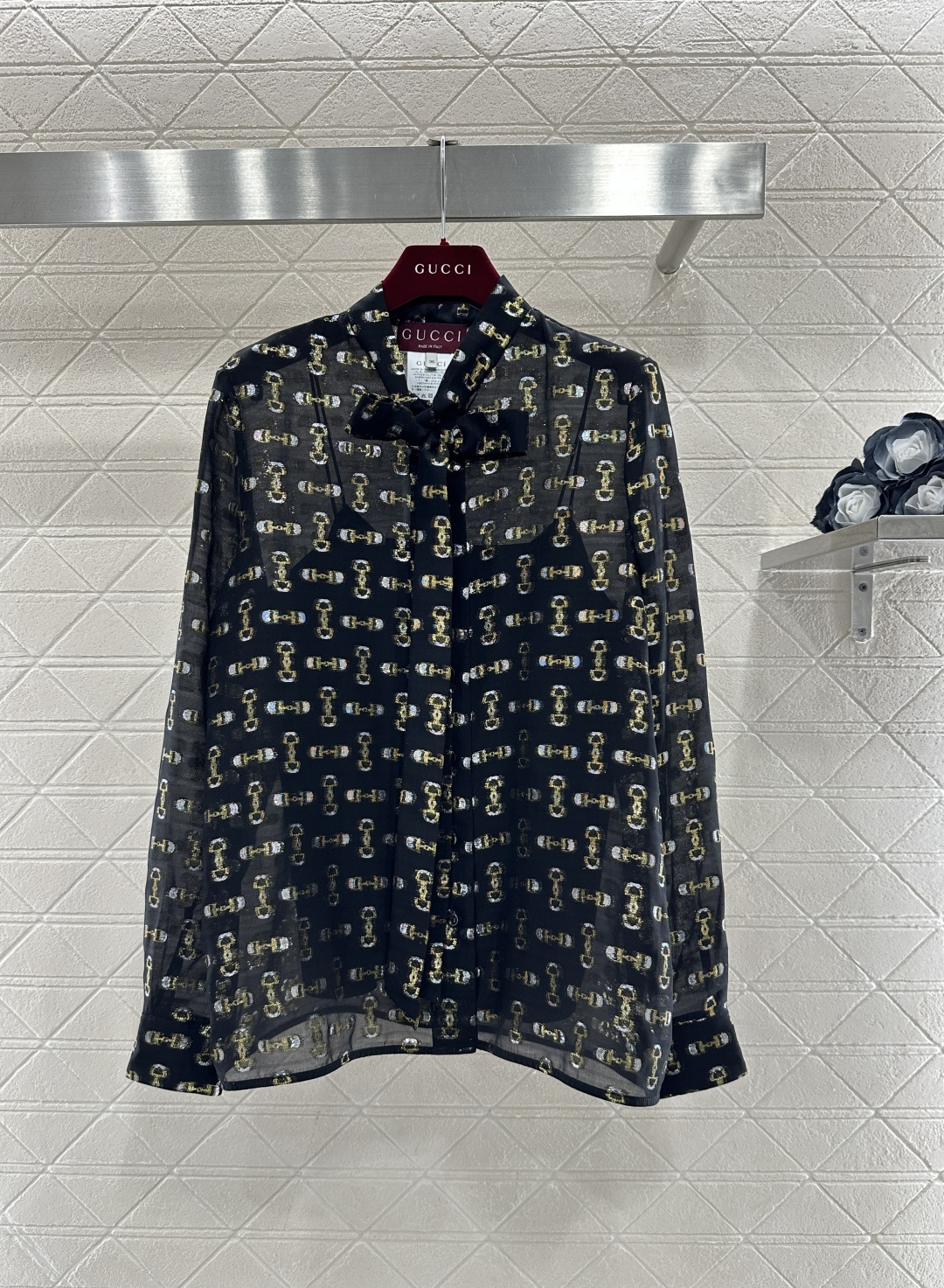 ♥Gucc*♥2026新品上架 真丝提花衬衫定制YB进口百分百桑蚕丝材质，质感光泽，舒适养肤，黑底鎏金的